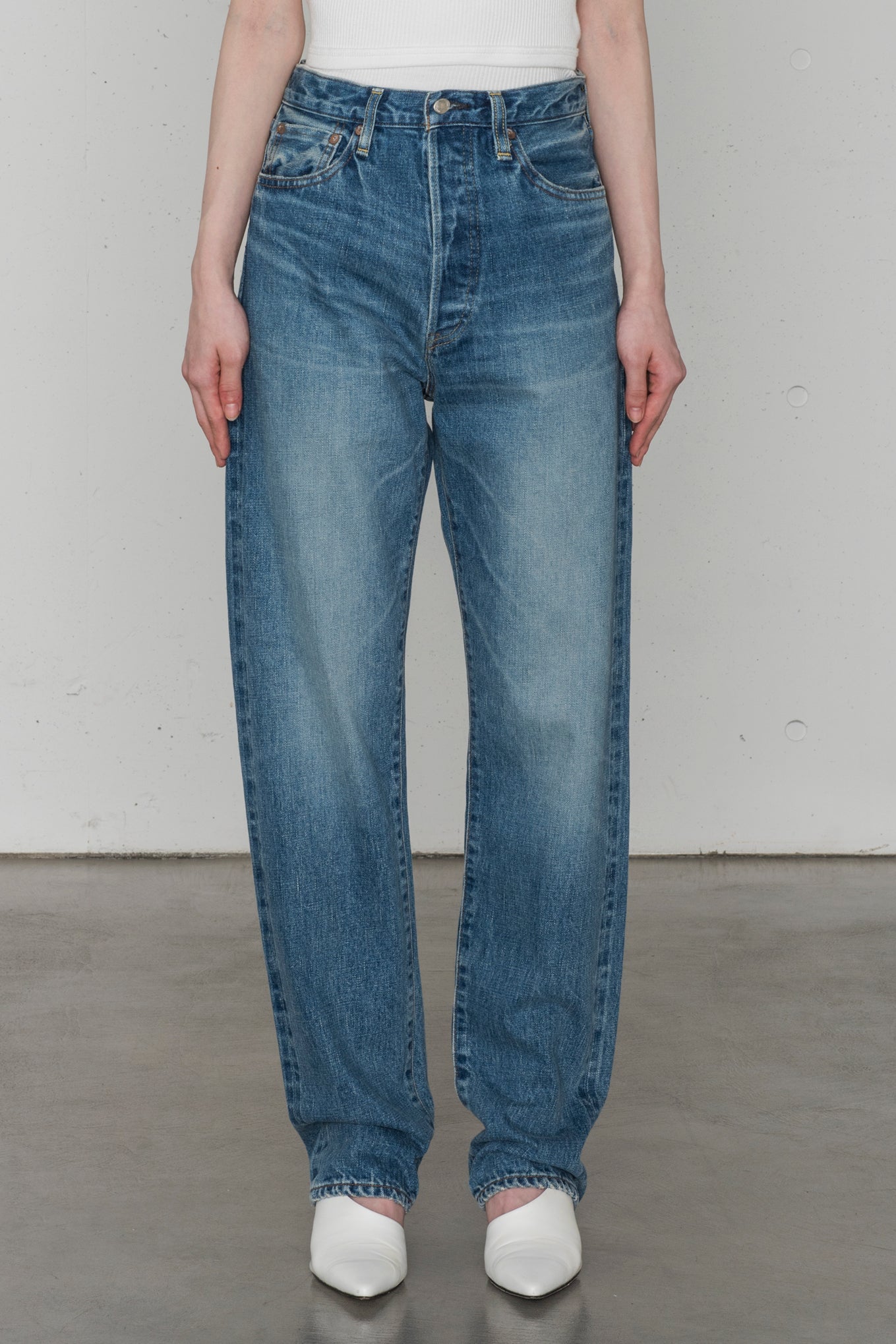 CLASSIC STRAIGHT JEANS