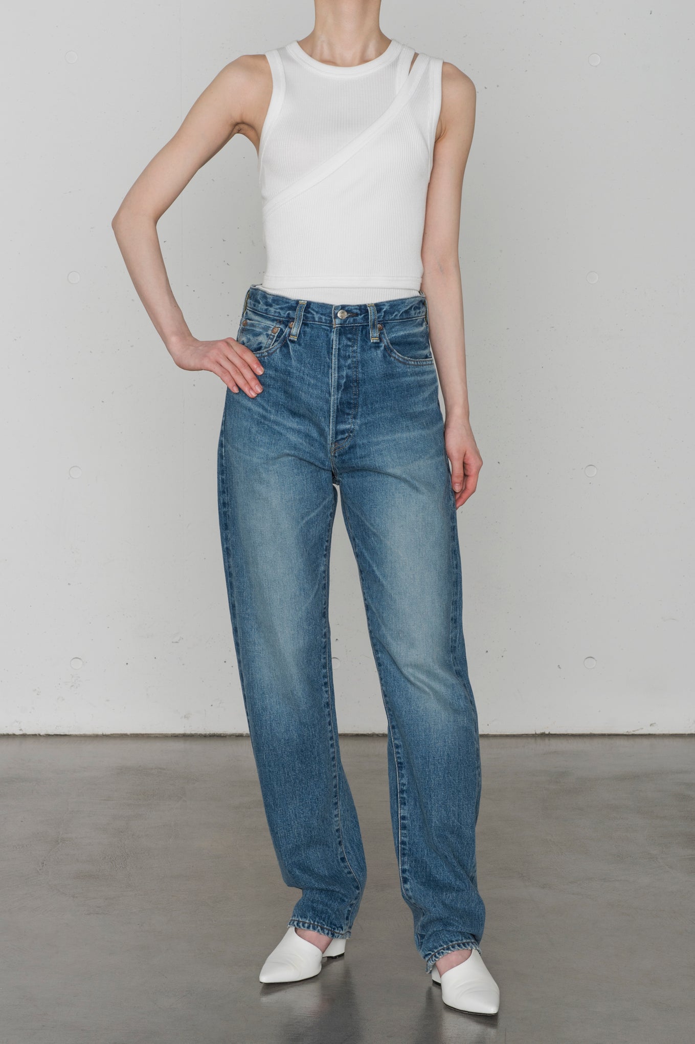 CLASSIC STRAIGHT JEANS