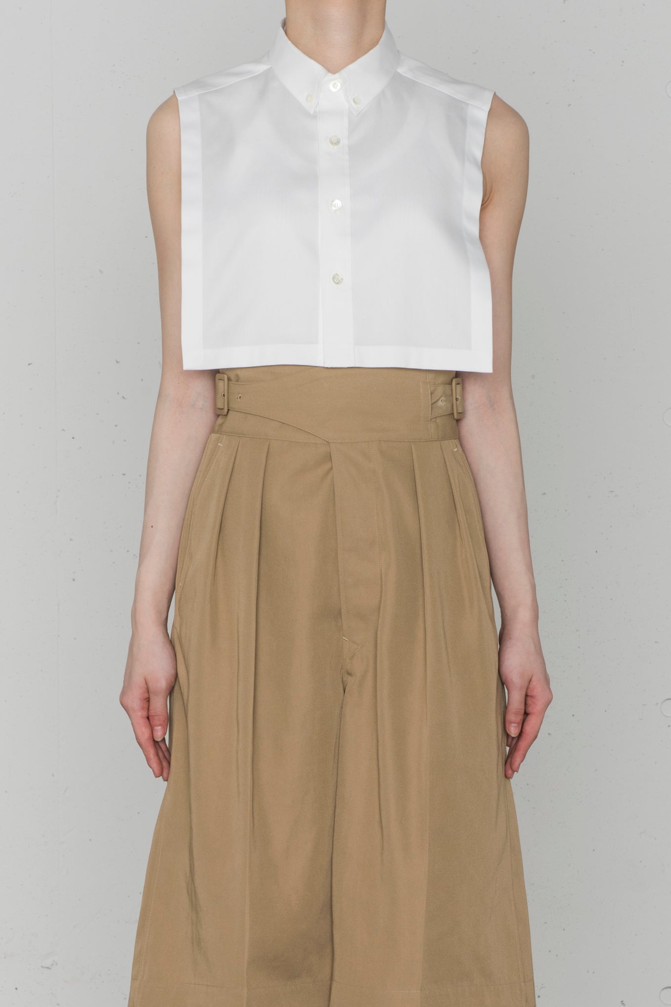 BUTTON-DOWN COLLAR CROPPED TOP