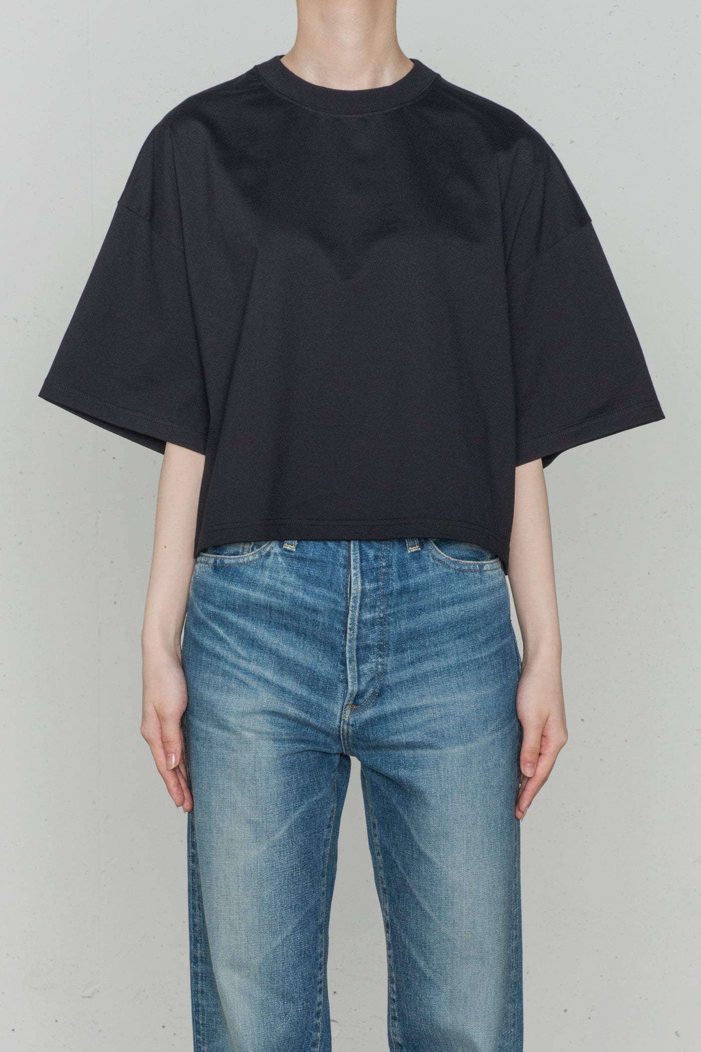 HYKE CREW NECK CROP TOP/BLACK-