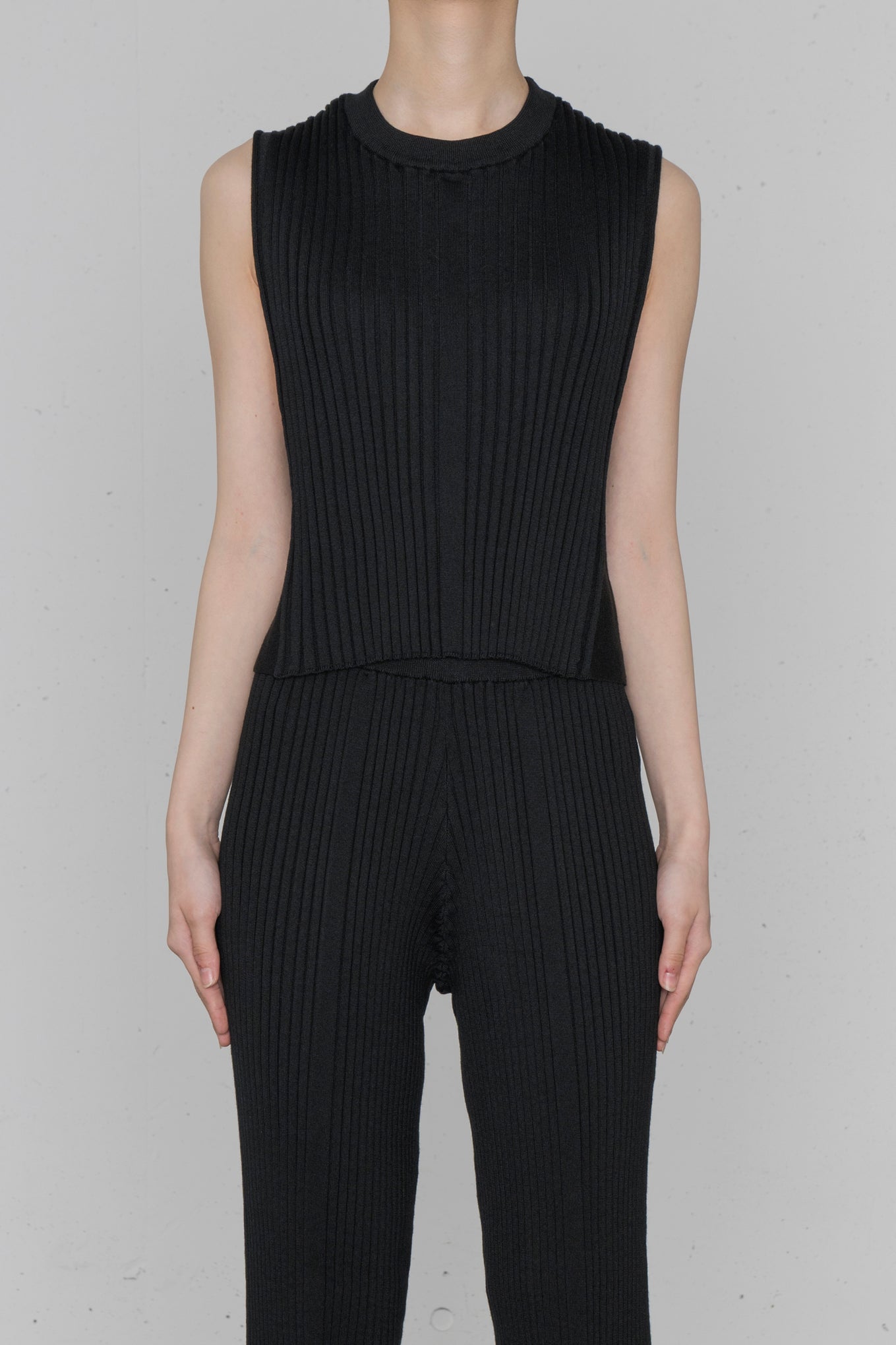 WIDE RIBBED CROPPED VEST – HYKE ONLINE STORE