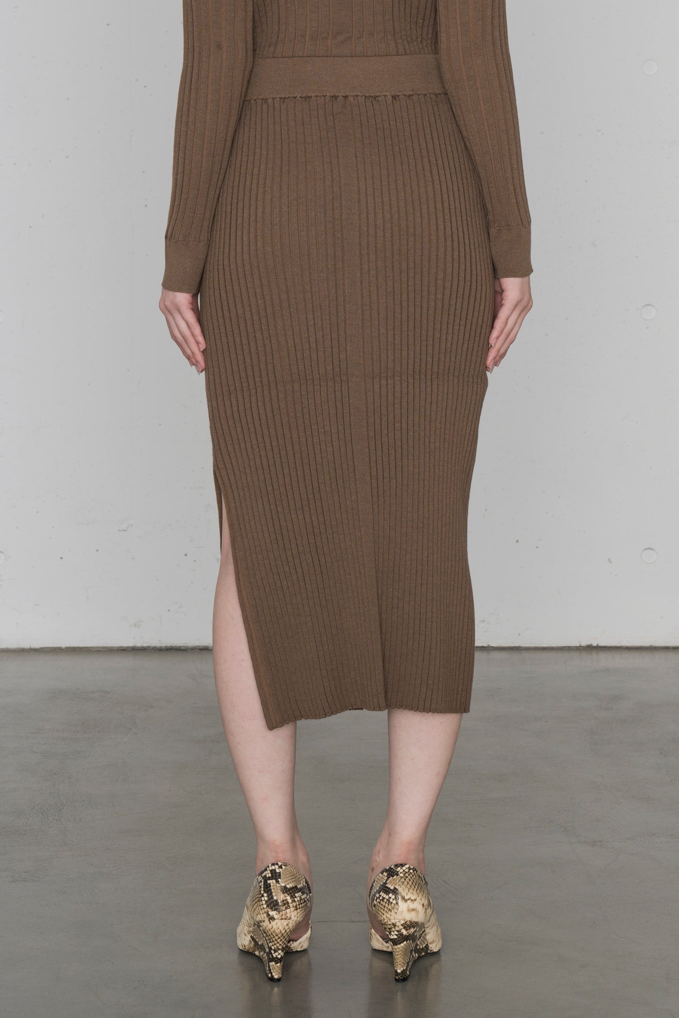 WIDE RIBBED SWEATER SKIRT