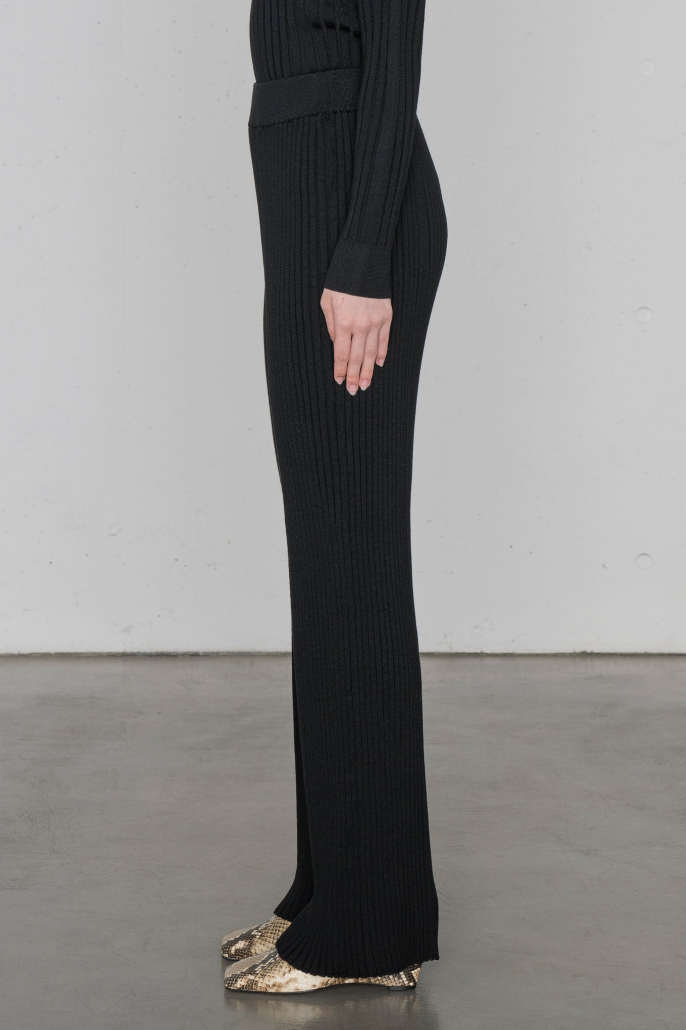 WIDE RIBBED SWEATER PANTS