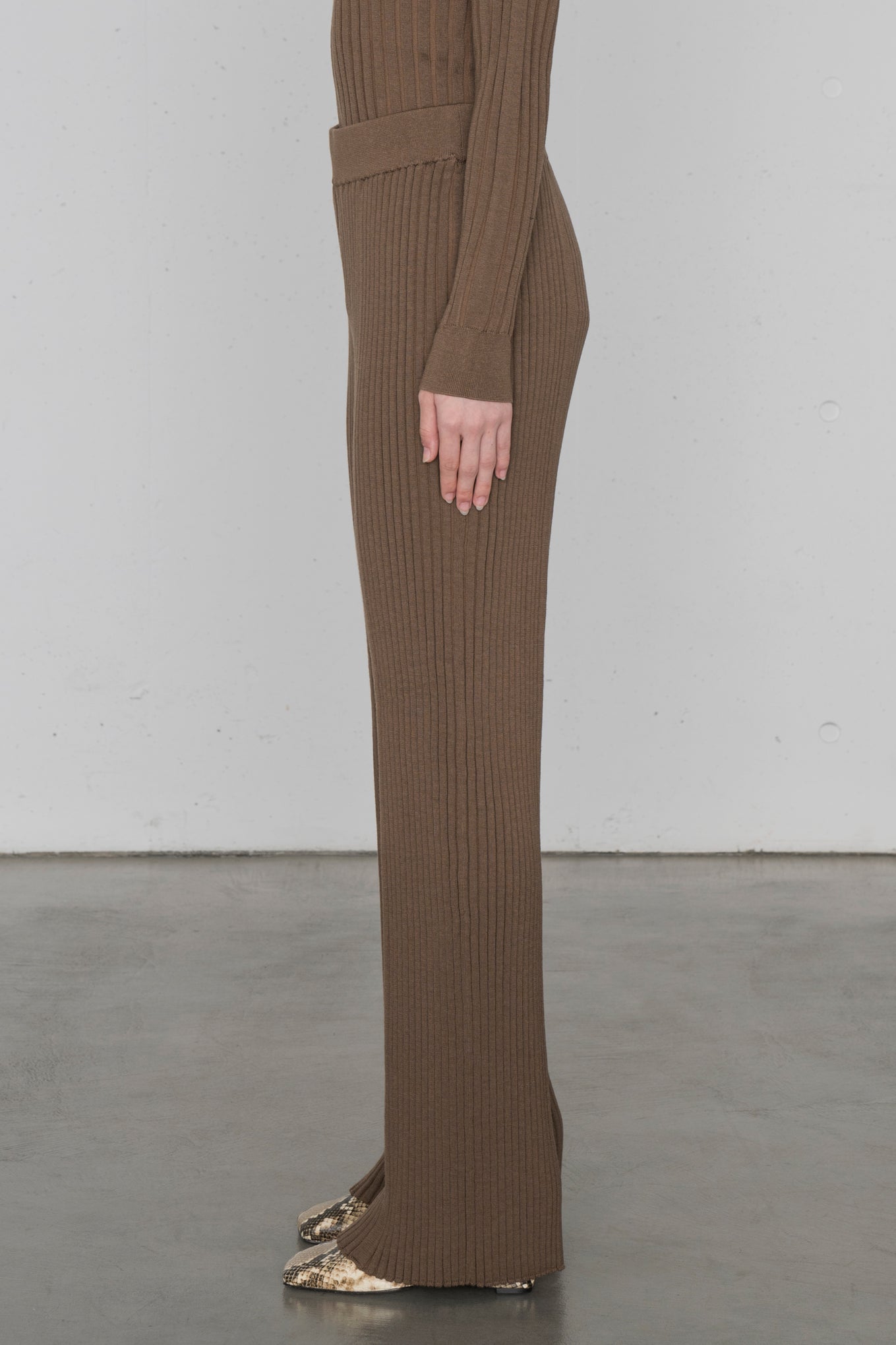 WIDE RIBBED SWEATER PANTS – HYKE ONLINE STORE