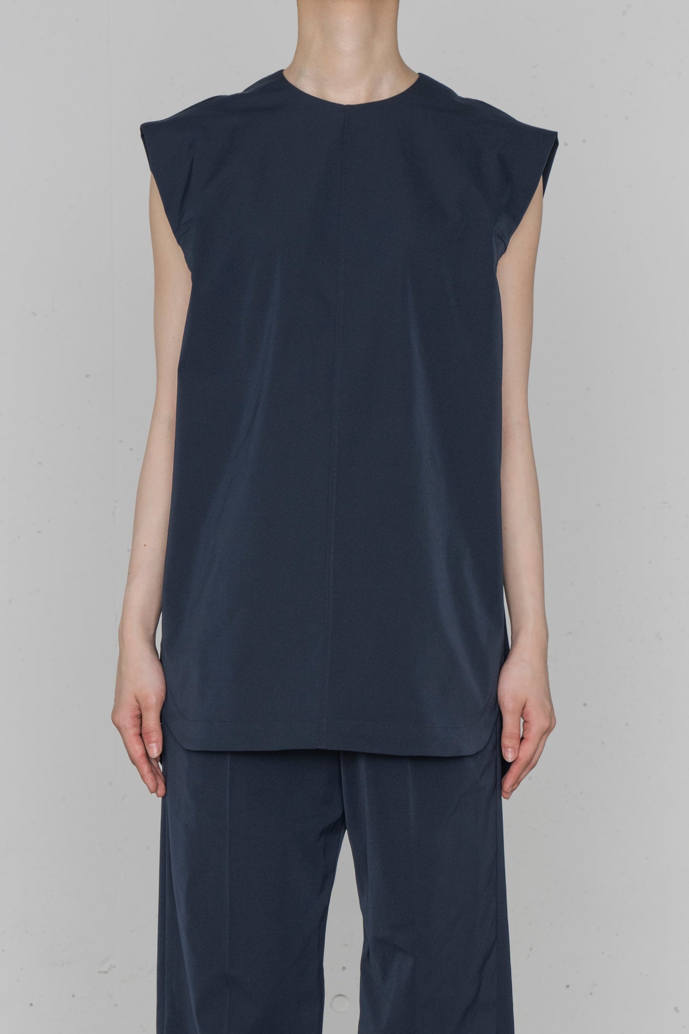 TASLAN TWILL SLEEVELESS TOP – HYKE ONLINE STORE