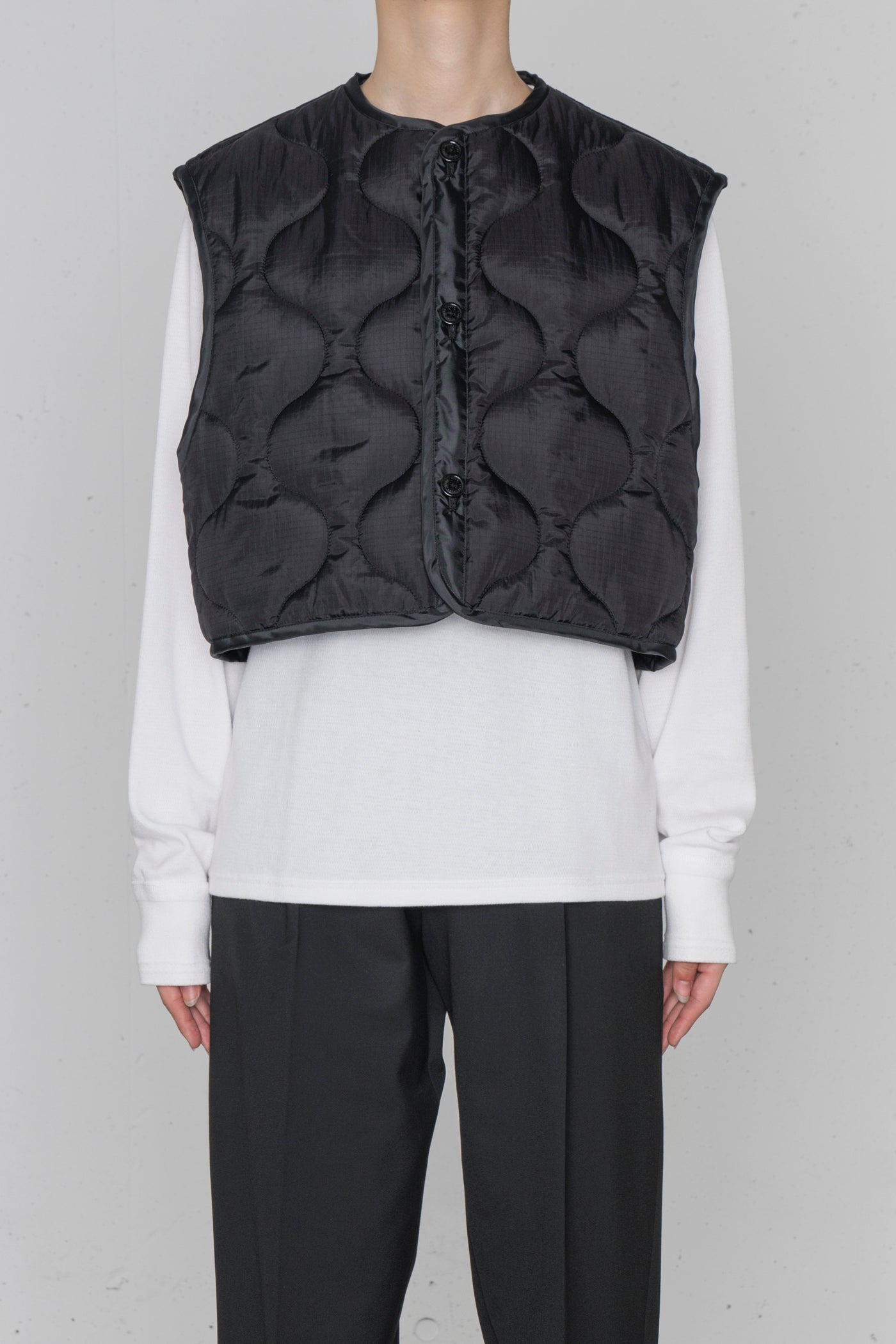 HYKE QUILTED CROPPED VEST 2023 black