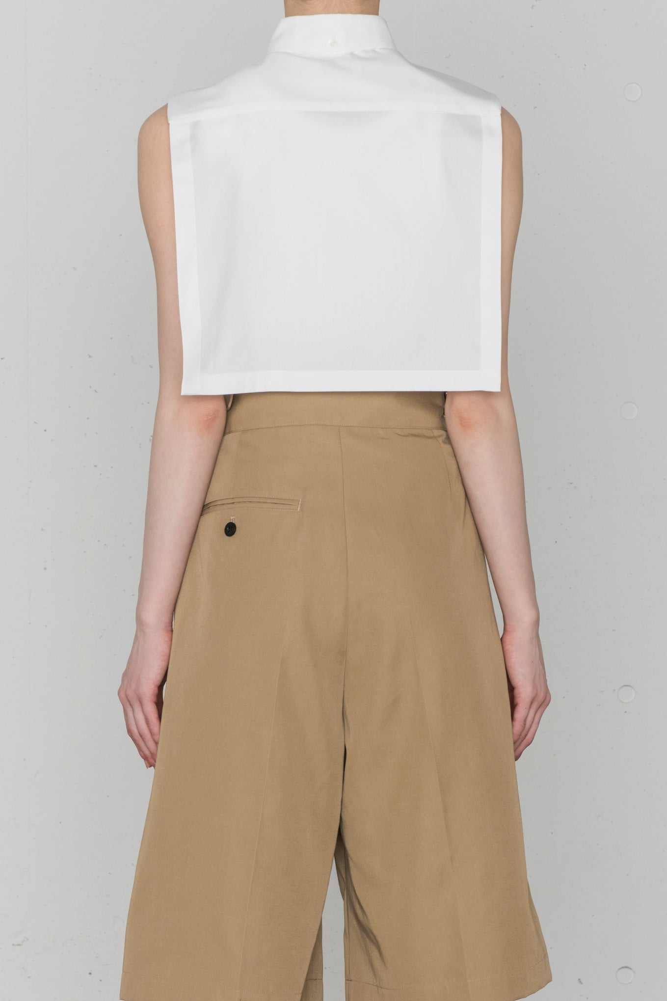 BUTTON-DOWN COLLAR CROPPED TOP