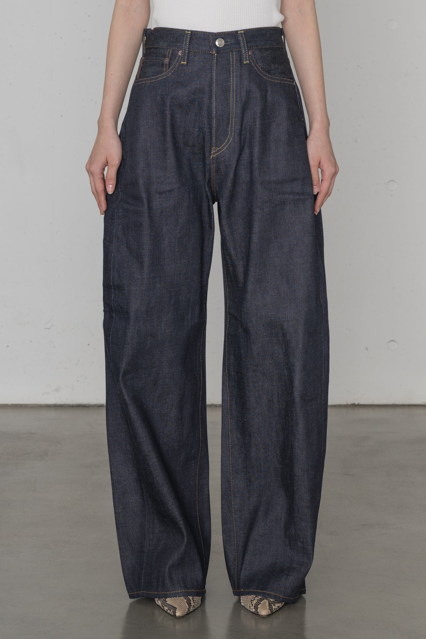 DENIM BARREL LEG JEANS