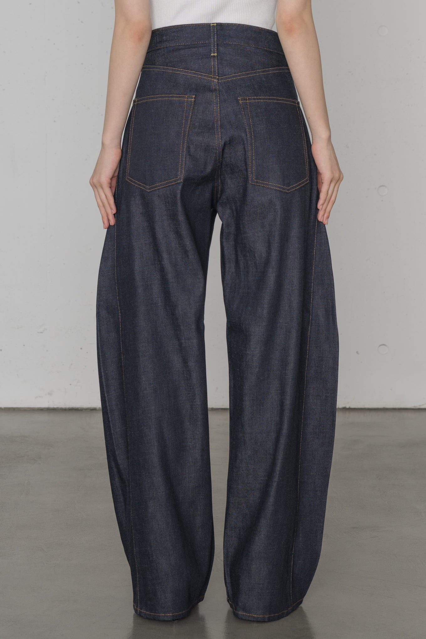 DENIM BARREL LEG JEANS