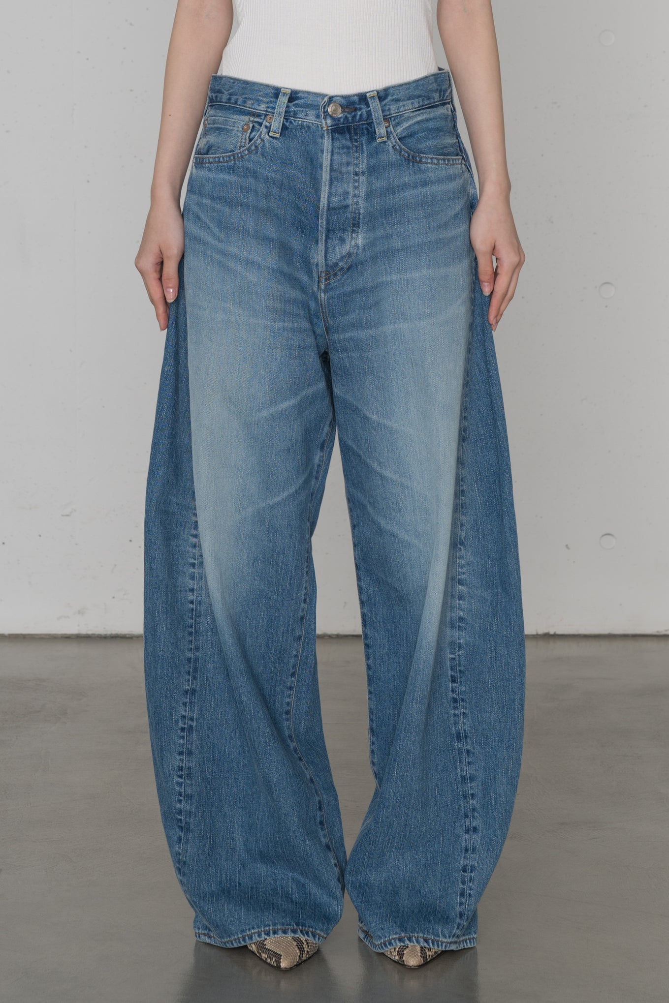 DENIM BARREL LEG JEANS