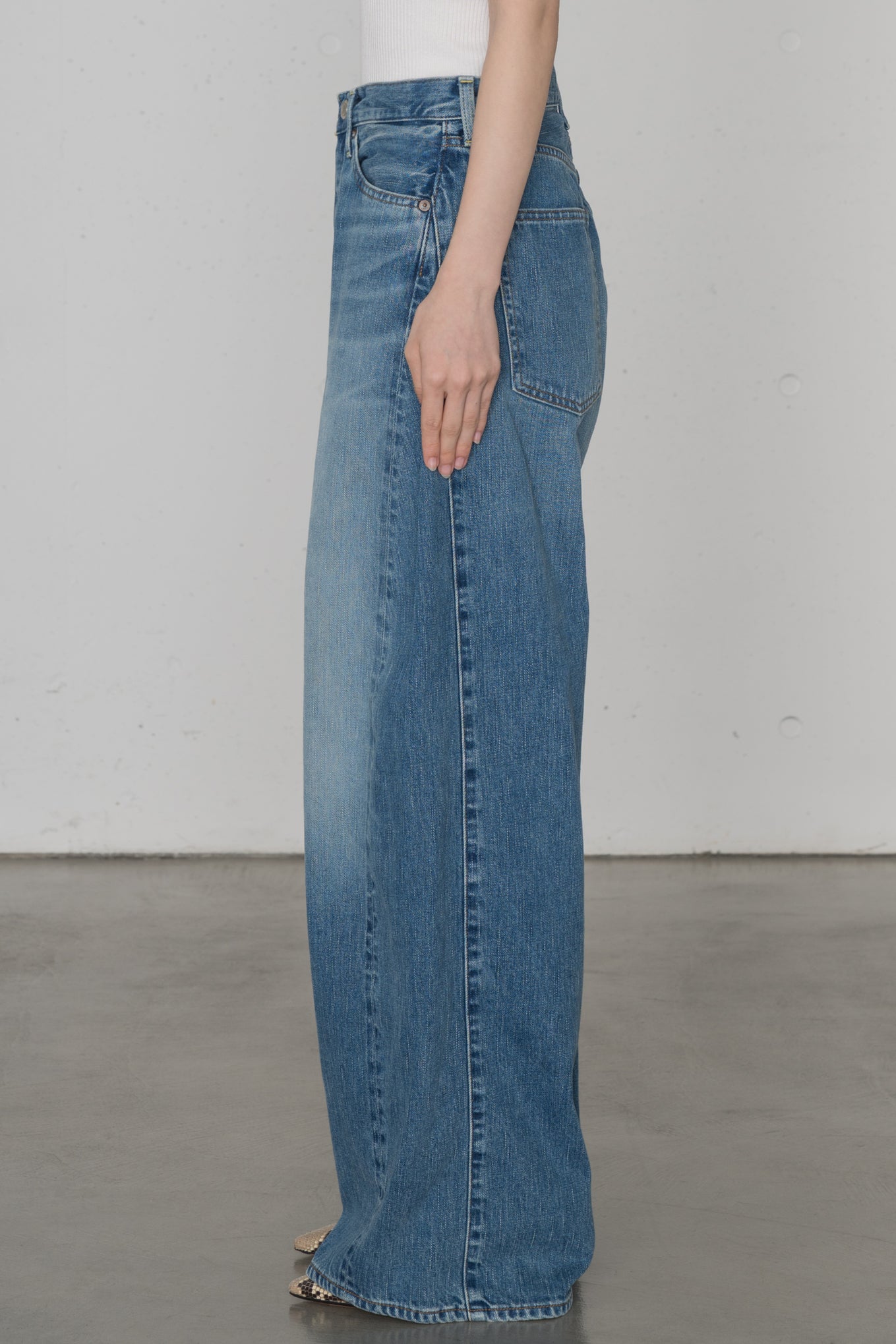 DENIM BARREL LEG JEANS