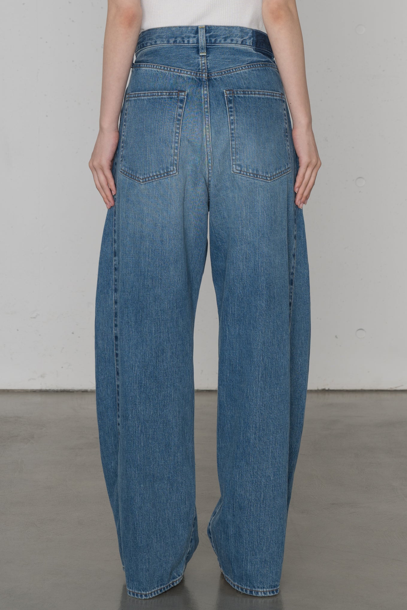 DENIM BARREL LEG JEANS