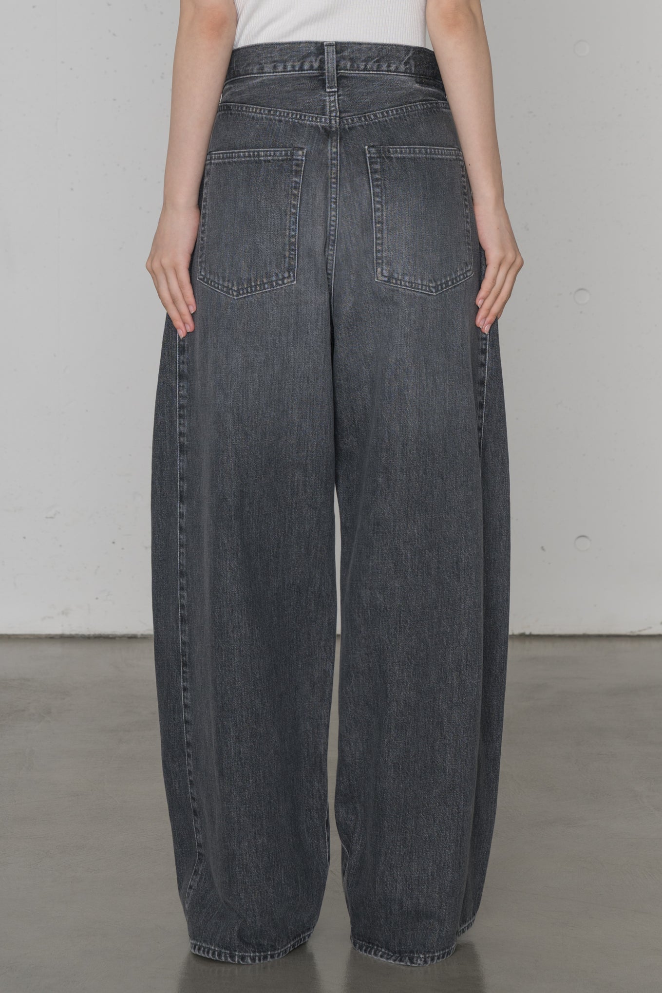 DENIM BARREL LEG JEANS