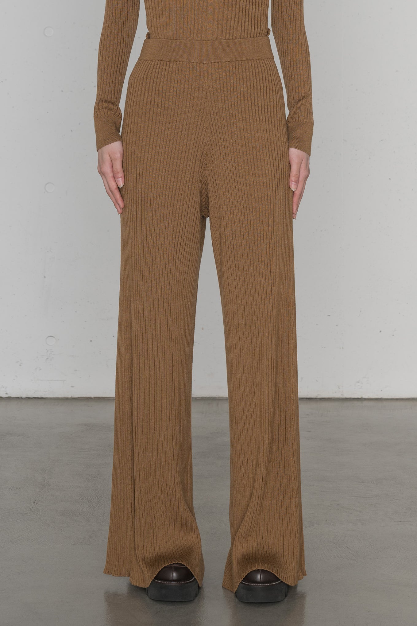 WIDE RIBBED PANTS