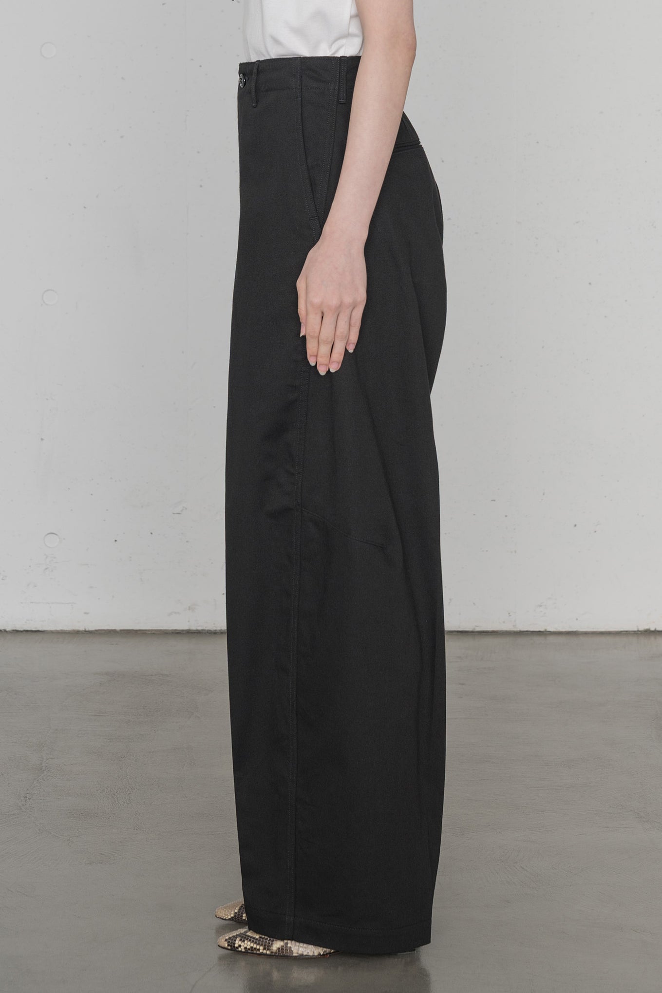 BARREL LEG CHINO PANTS