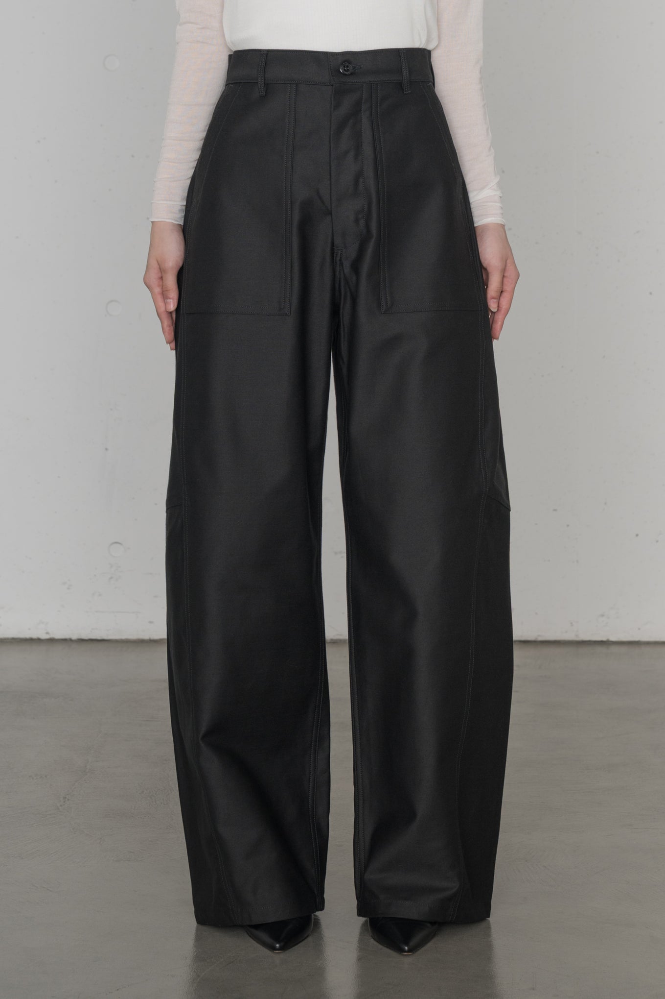 BACK SATIN BARREL LEG PANTS