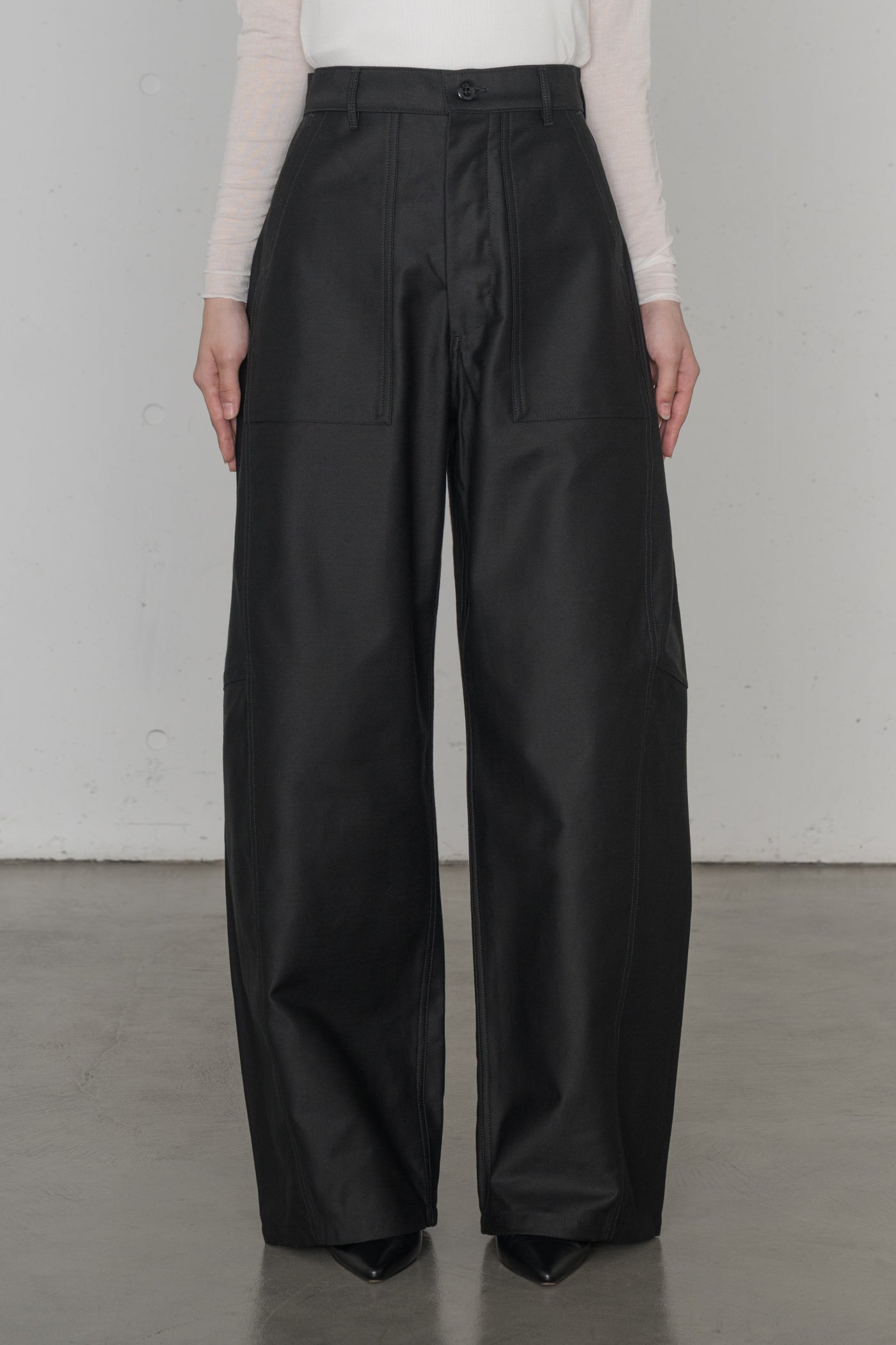 新作25SS 【HYKE】 TASLAN TWILL TAPERED PANTS BACK SATIN BARREL LEG PANTS – HYKE ONLINE STORE