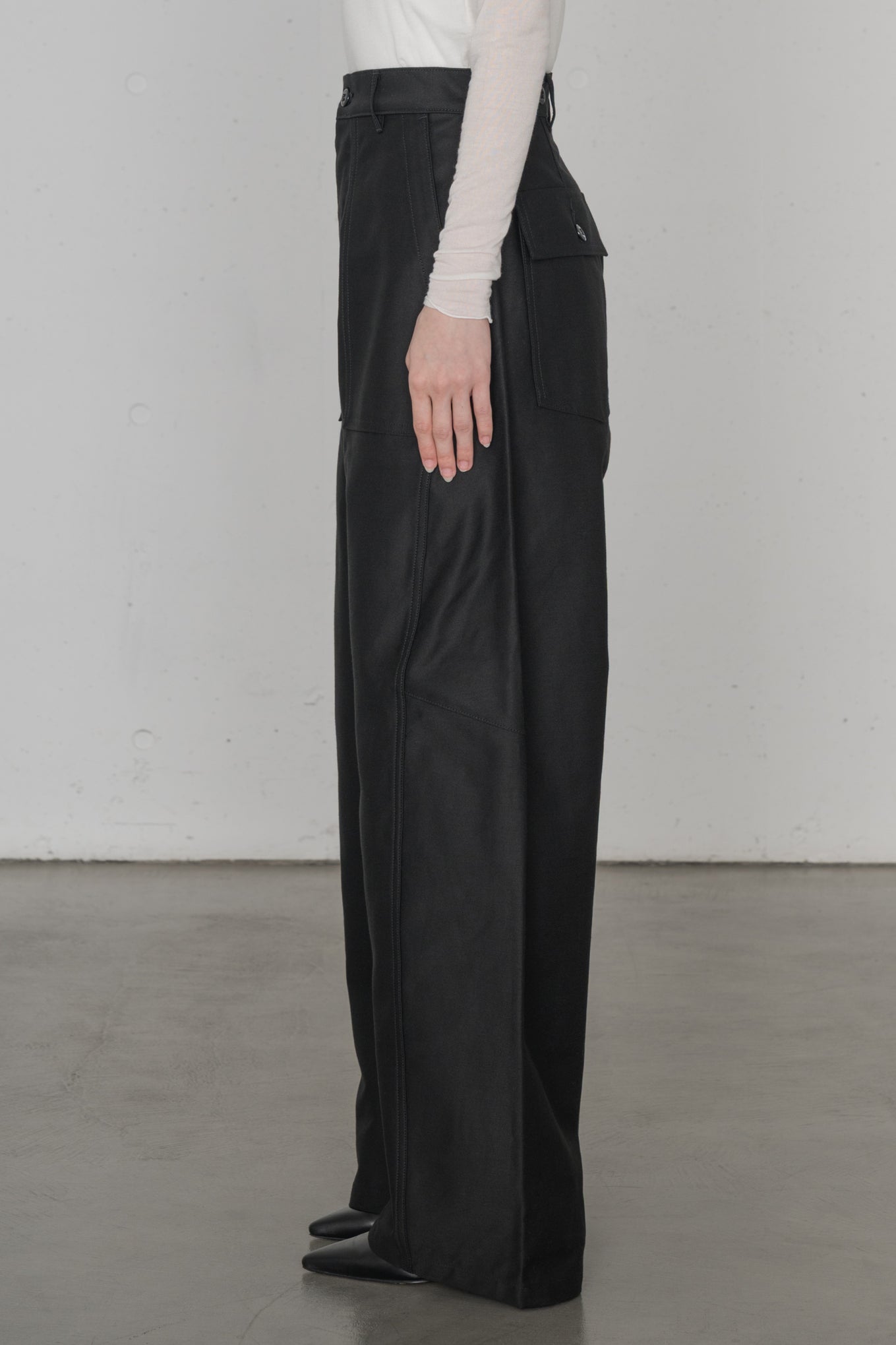 BACK SATIN BARREL LEG PANTS