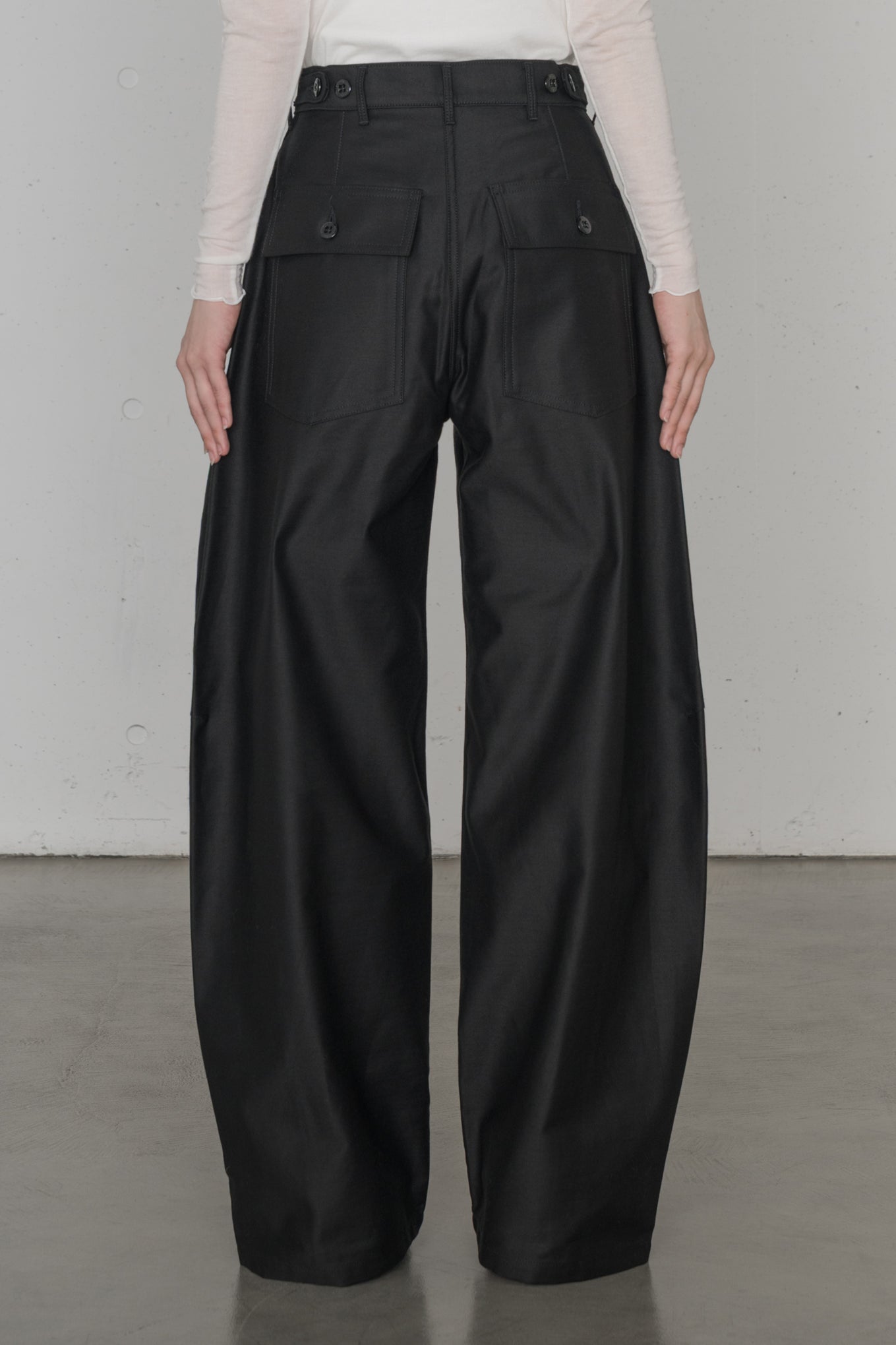 BACK SATIN BARREL LEG PANTS