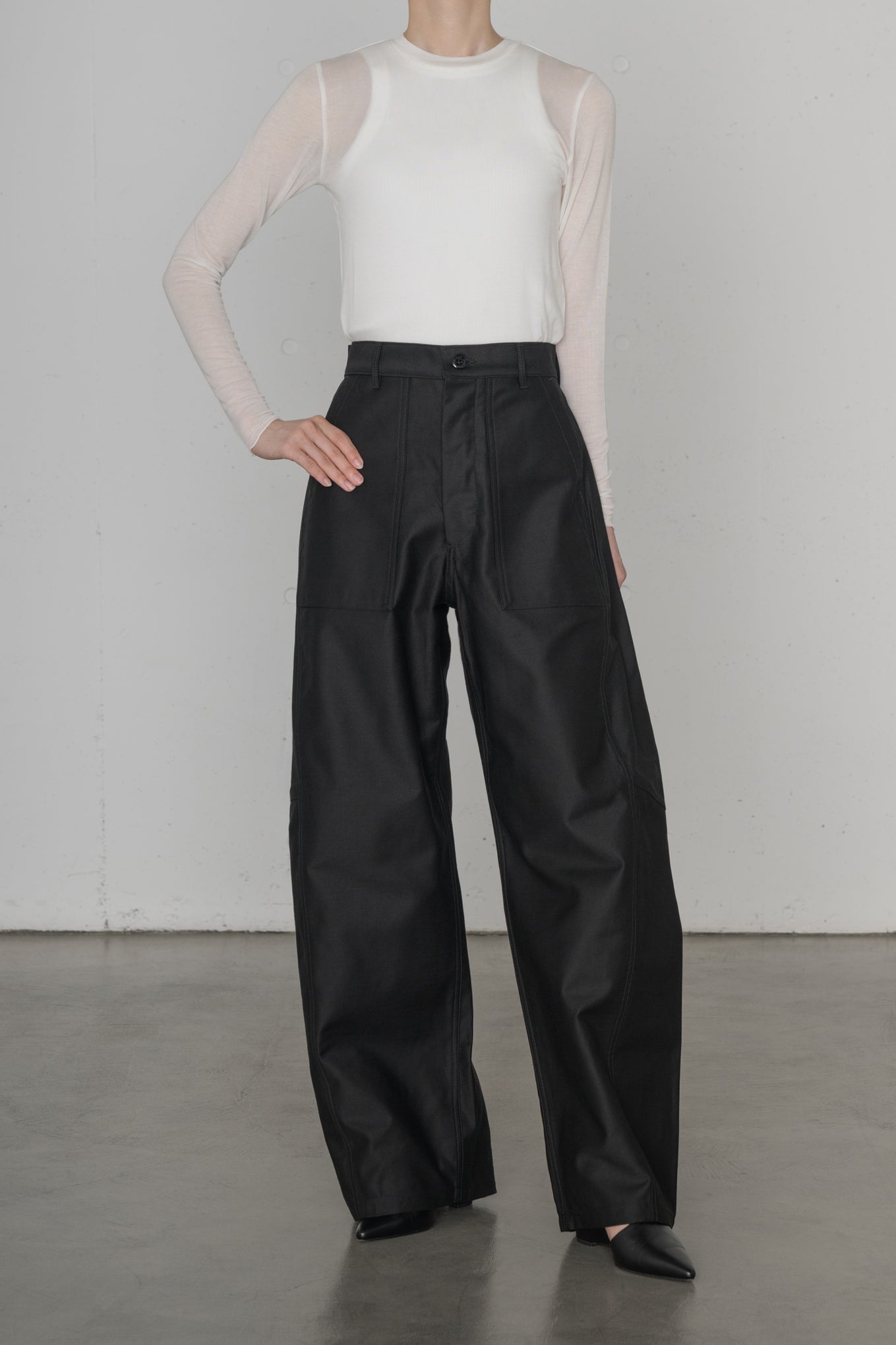 BACK SATIN BARREL LEG PANTS