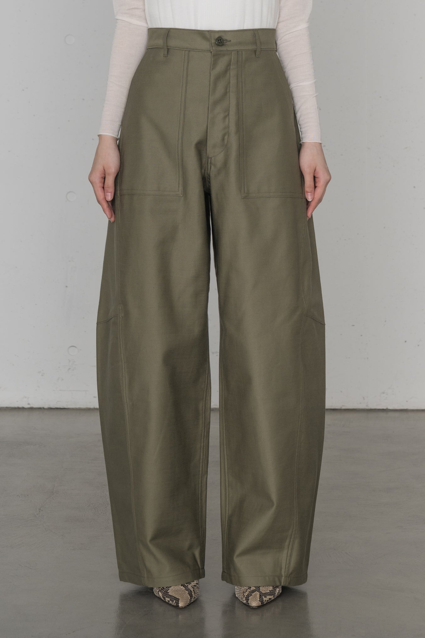 BACK SATIN BARREL LEG PANTS
