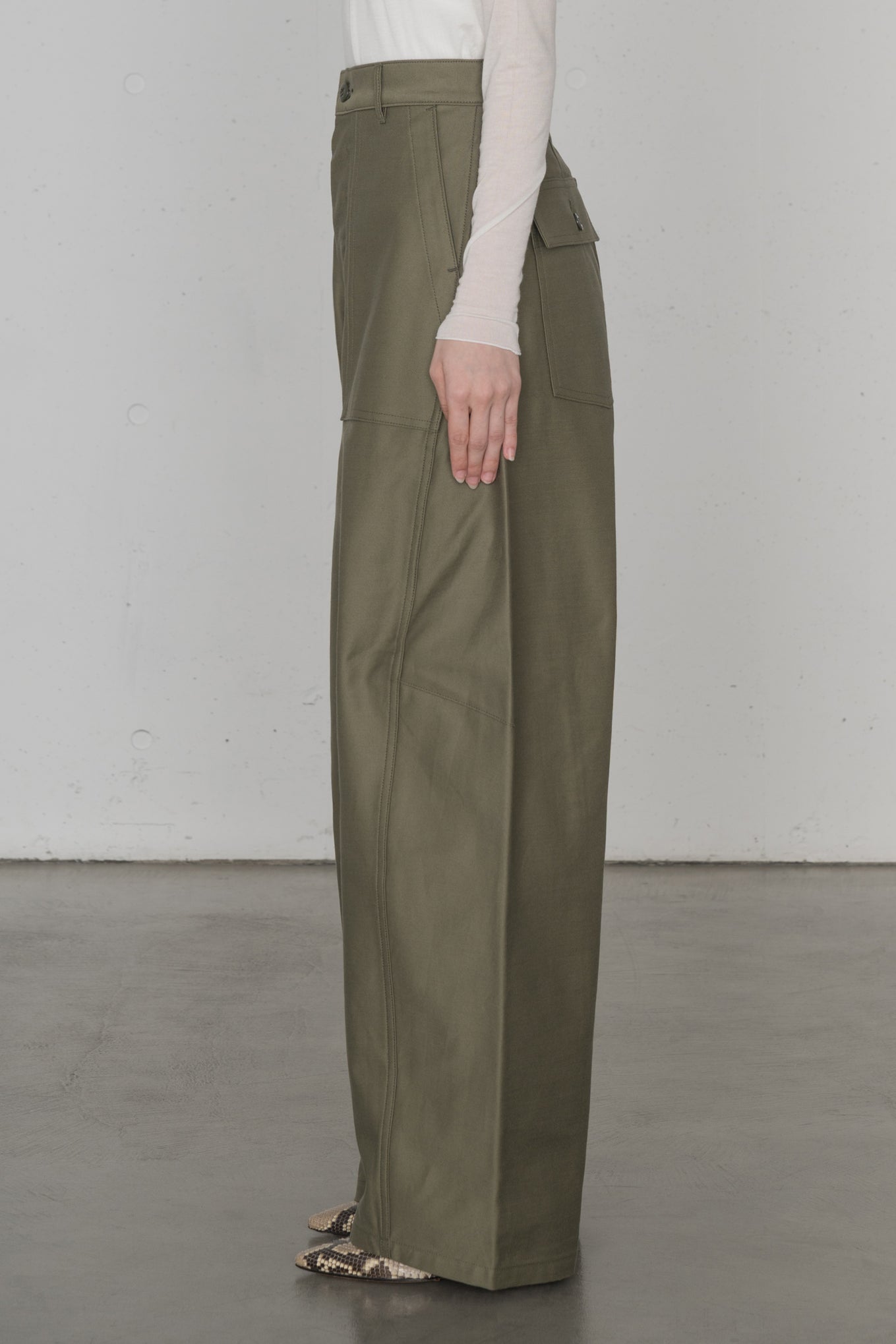 BACK SATIN BARREL LEG PANTS