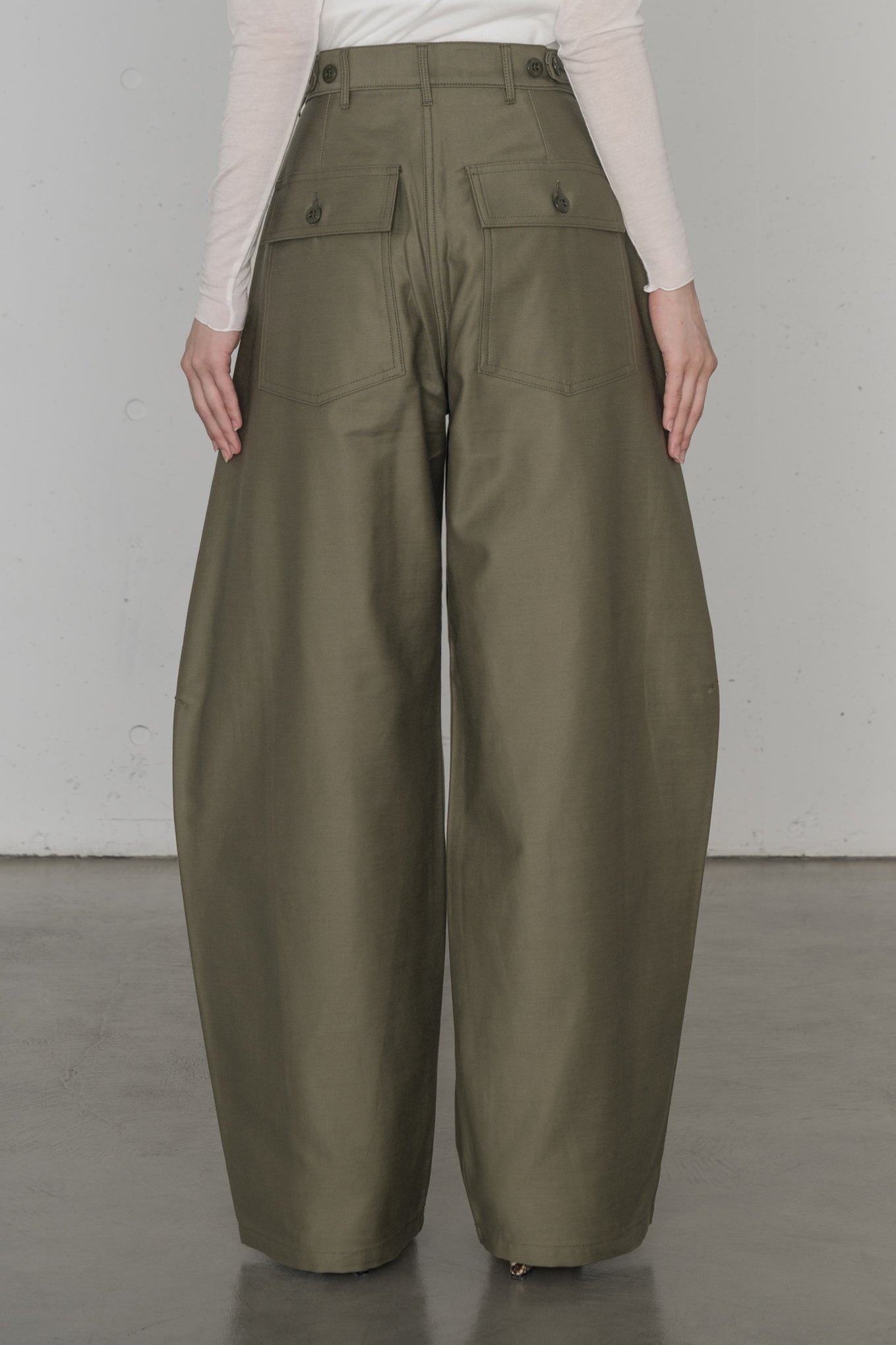 BACK SATIN BARREL LEG PANTS
