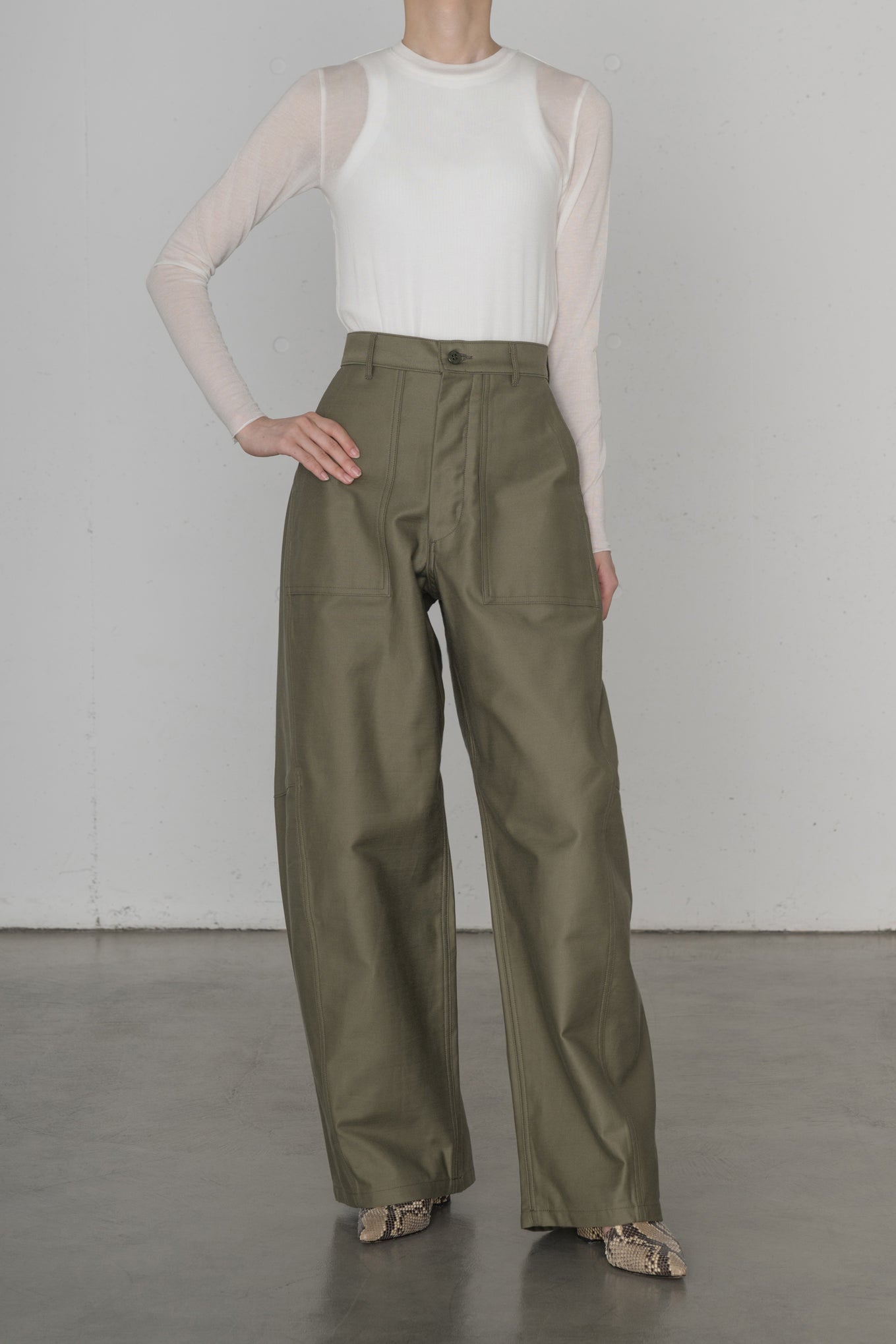 BACK SATIN BARREL LEG PANTS