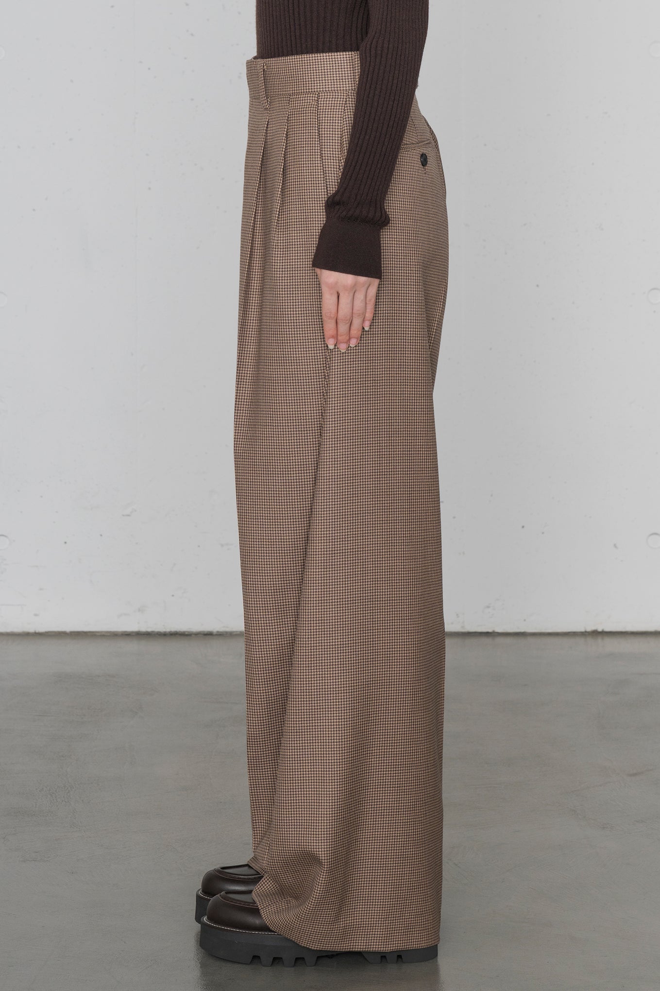 HOUNDSTOOTH BARREL LEG PANTS