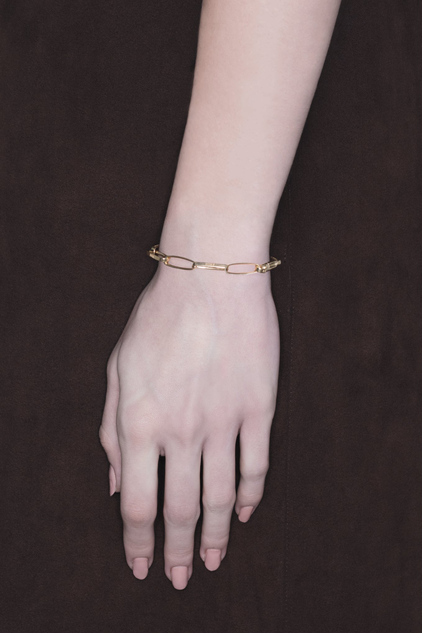 HALF ROUNDED CHAIN BRACELET – HYKE ONLINE STORE