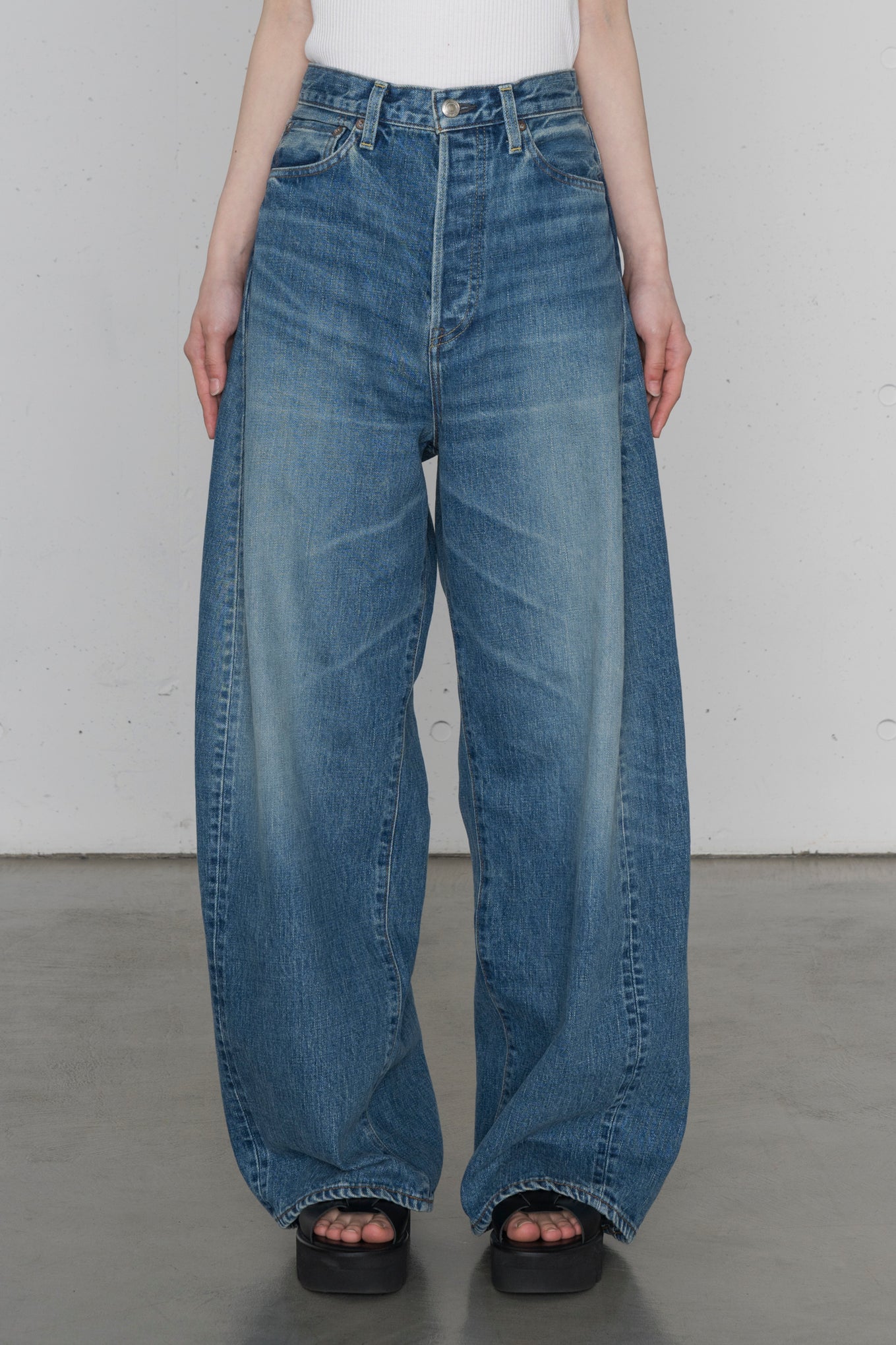 DENIM BARREL LEG JEANS