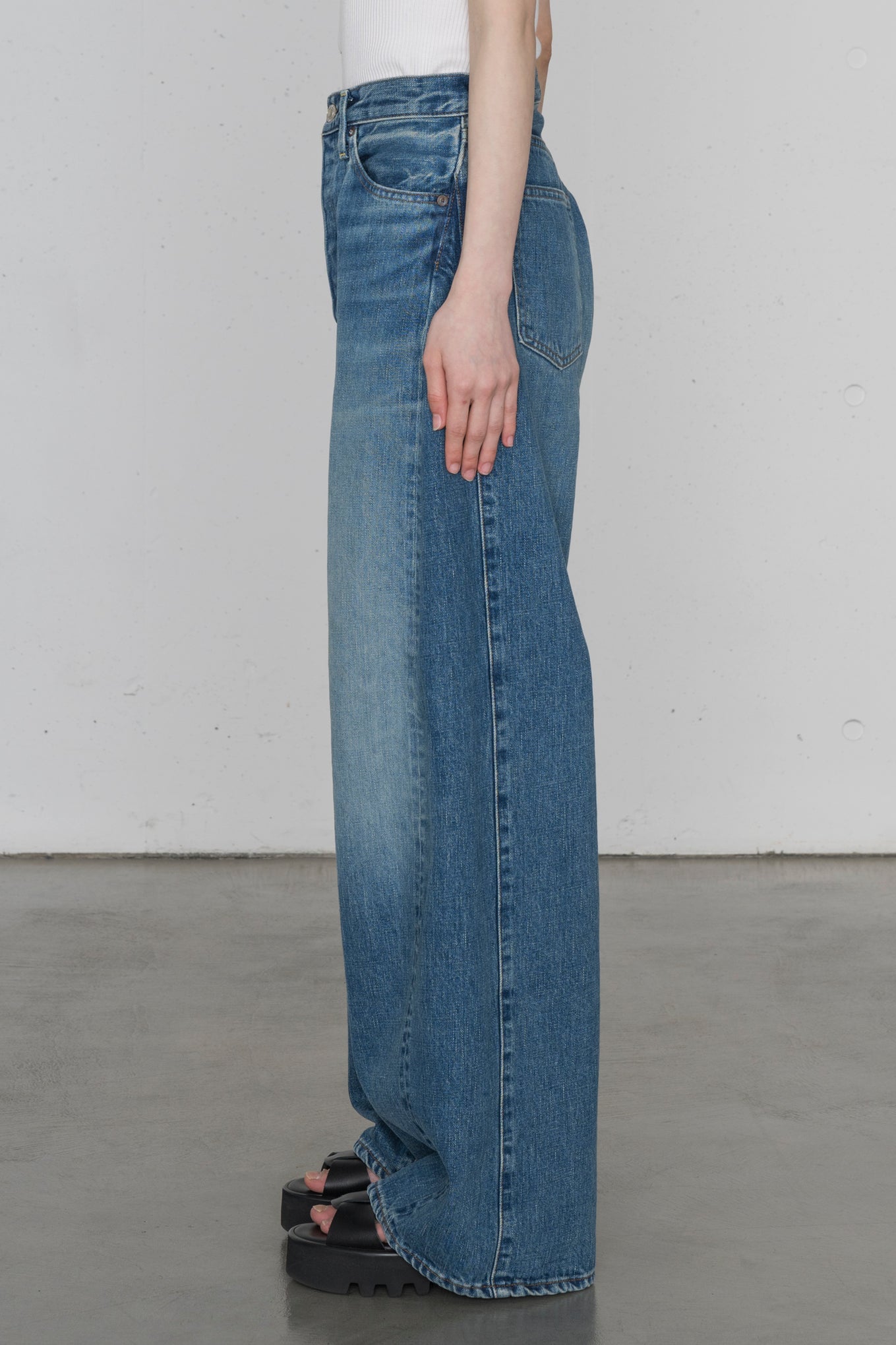 DENIM BARREL LEG JEANS