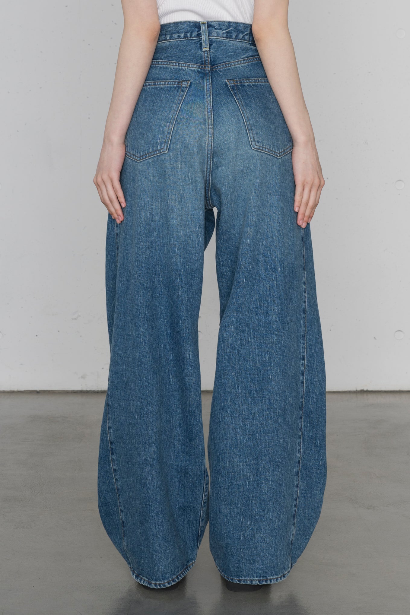 DENIM BARREL LEG JEANS