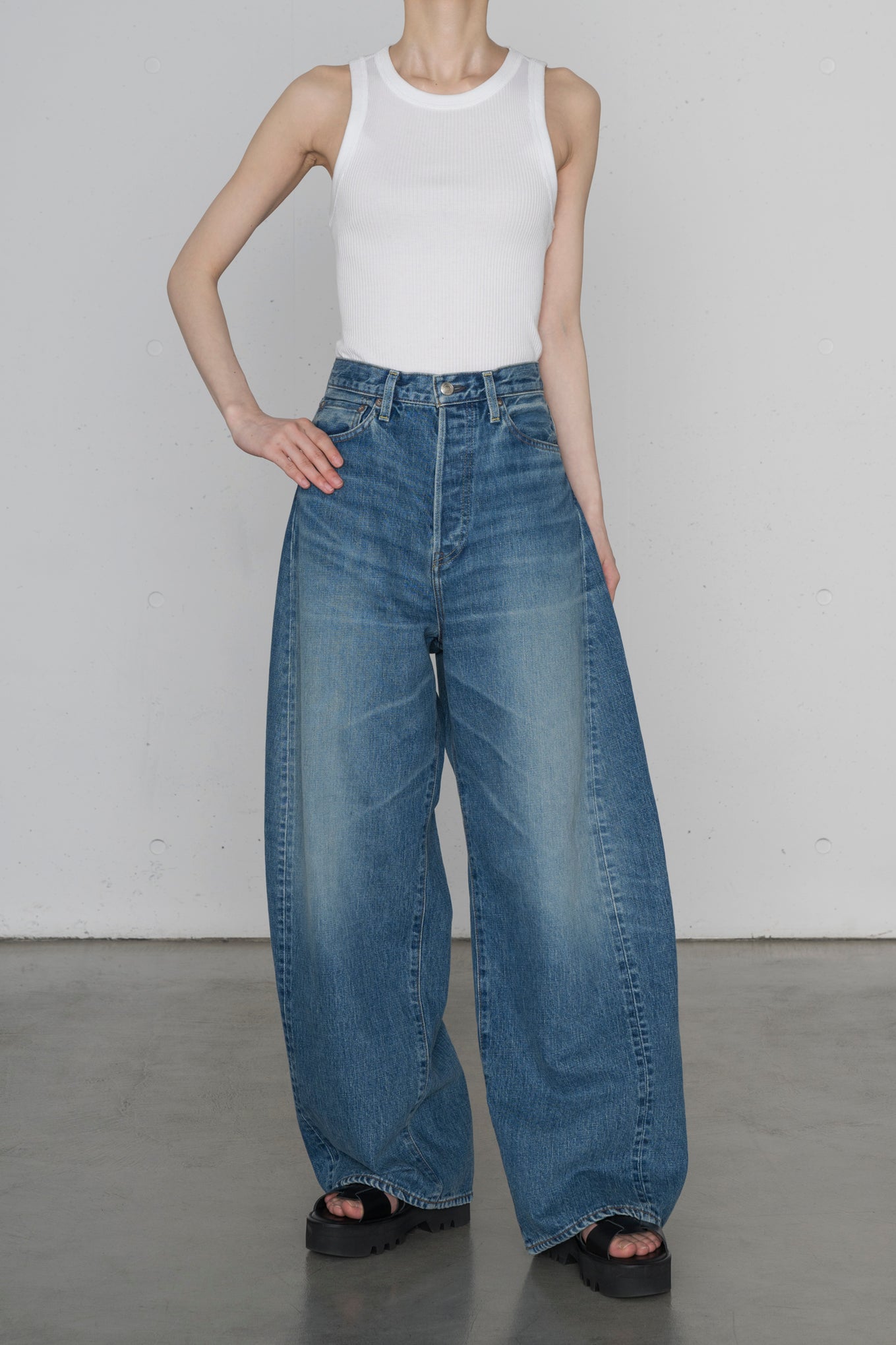 DENIM BARREL LEG JEANS