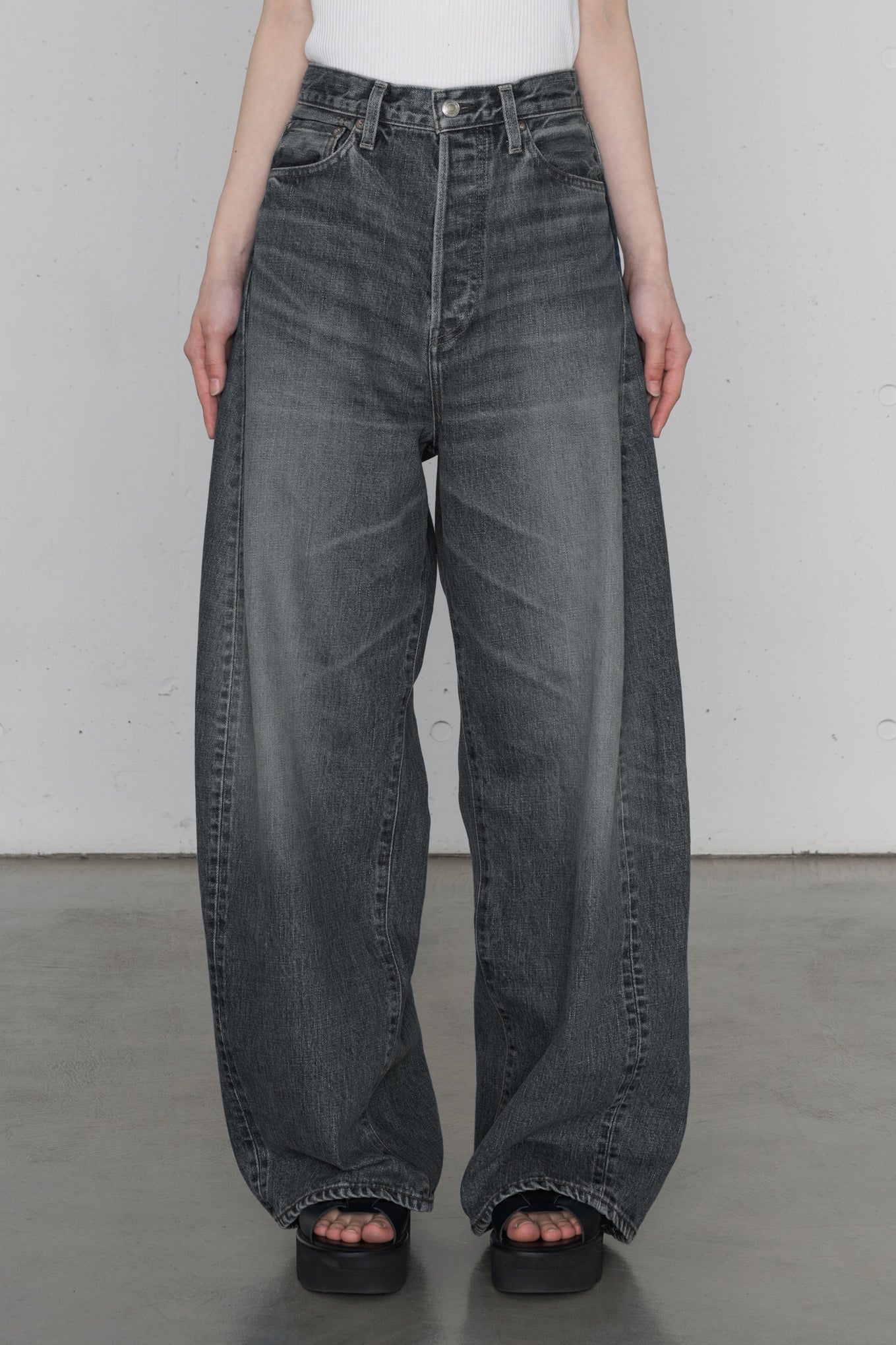 DENIM BARREL LEG JEANS