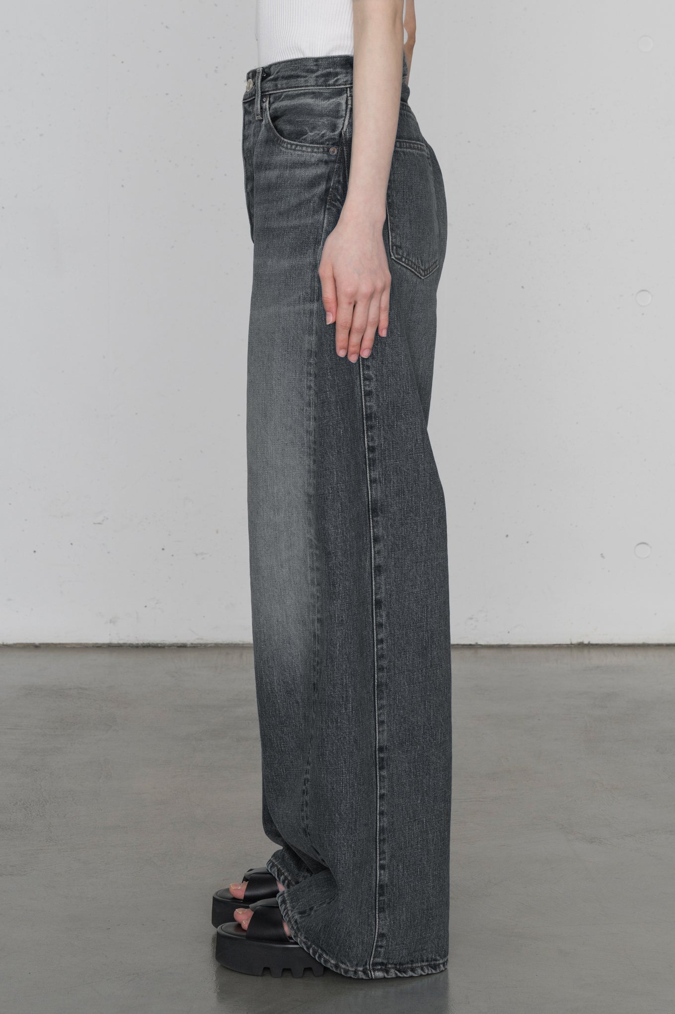 DENIM BARREL LEG JEANS