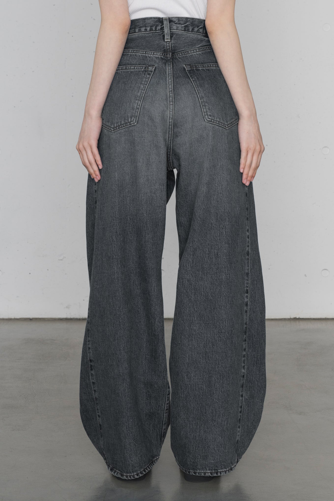 DENIM BARREL LEG JEANS