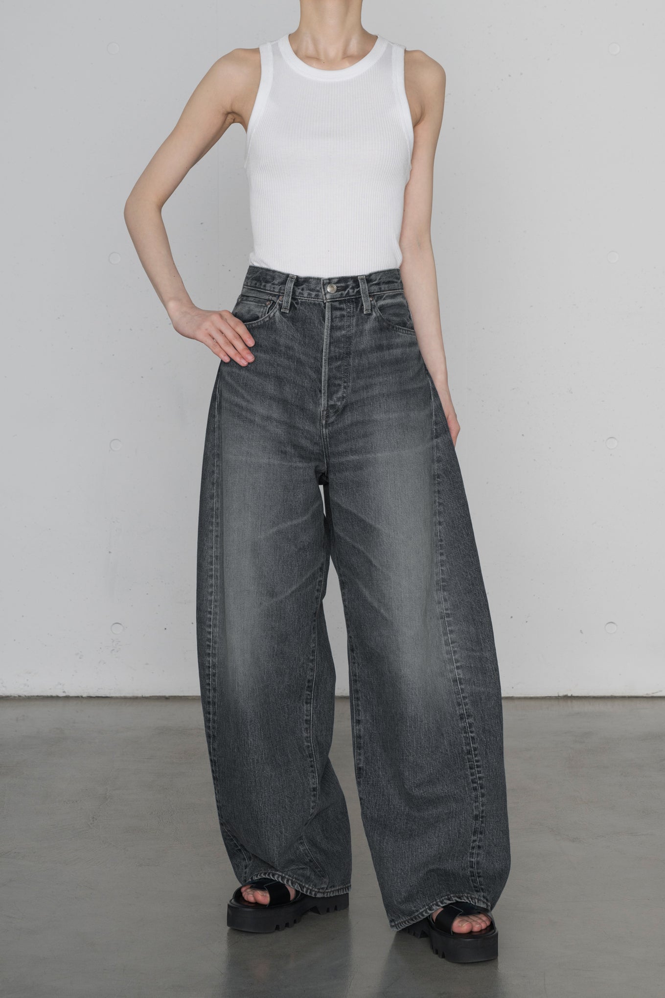 DENIM BARREL LEG JEANS