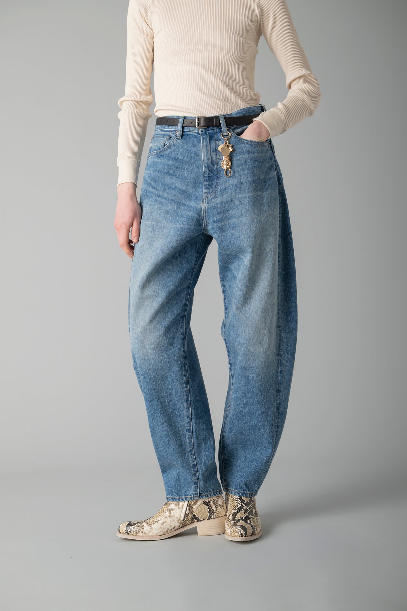 DENIM TAPERED JEANS