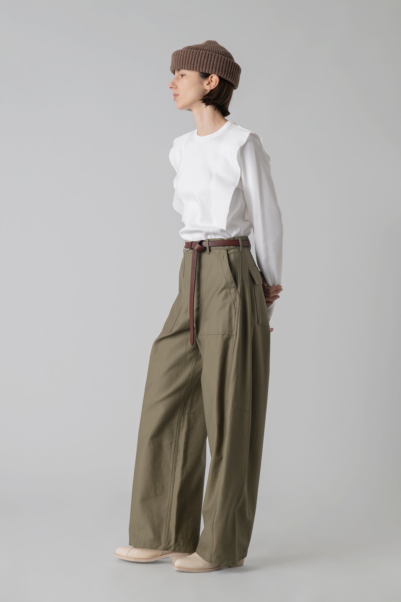 BACK SATIN BARREL LEG PANTS