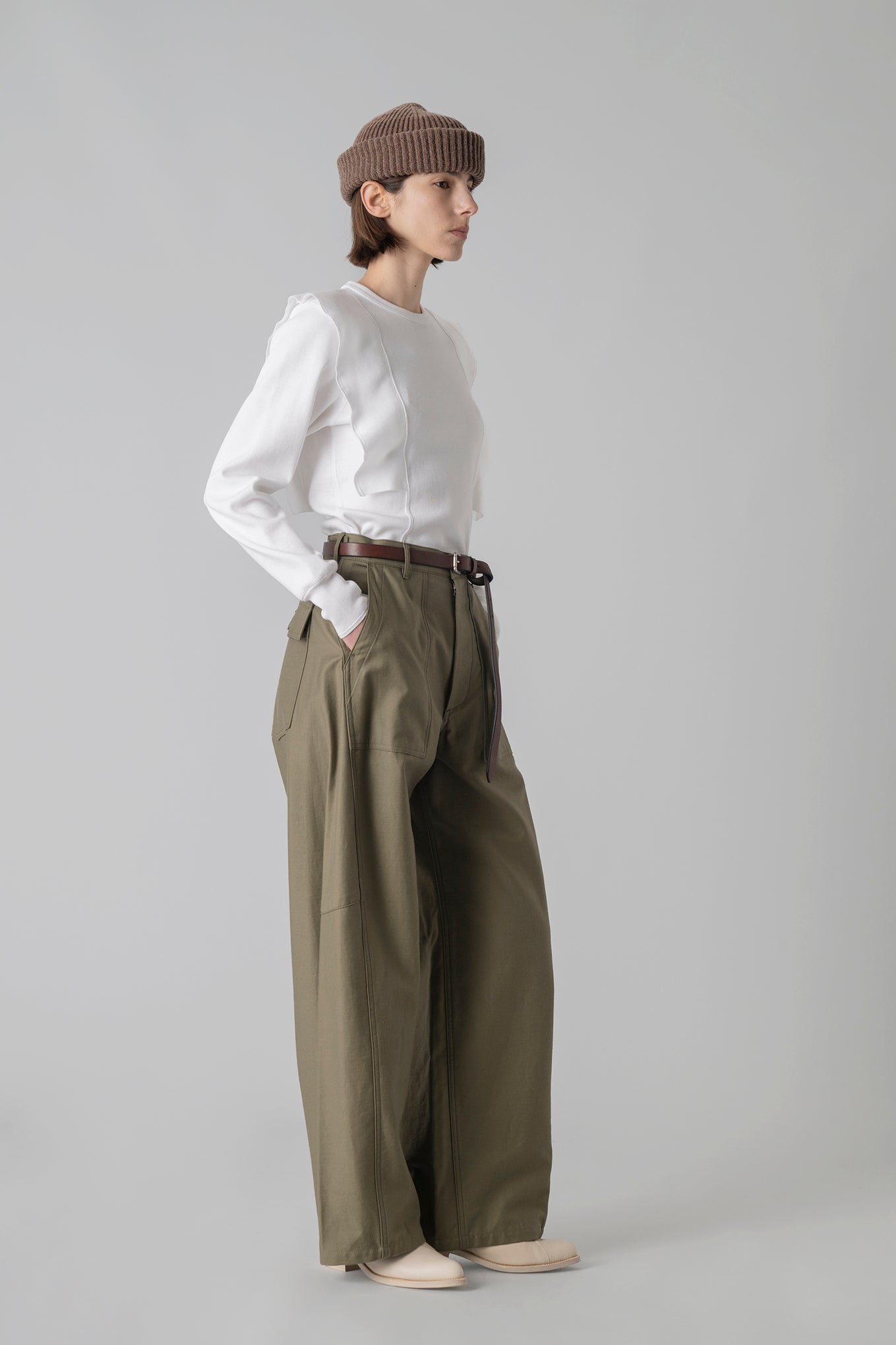 BACK SATIN BARREL LEG PANTS