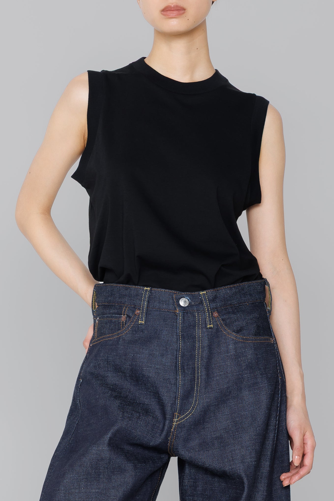 SHEER SLEEVELESS TEE – HYKE ONLINE STORE