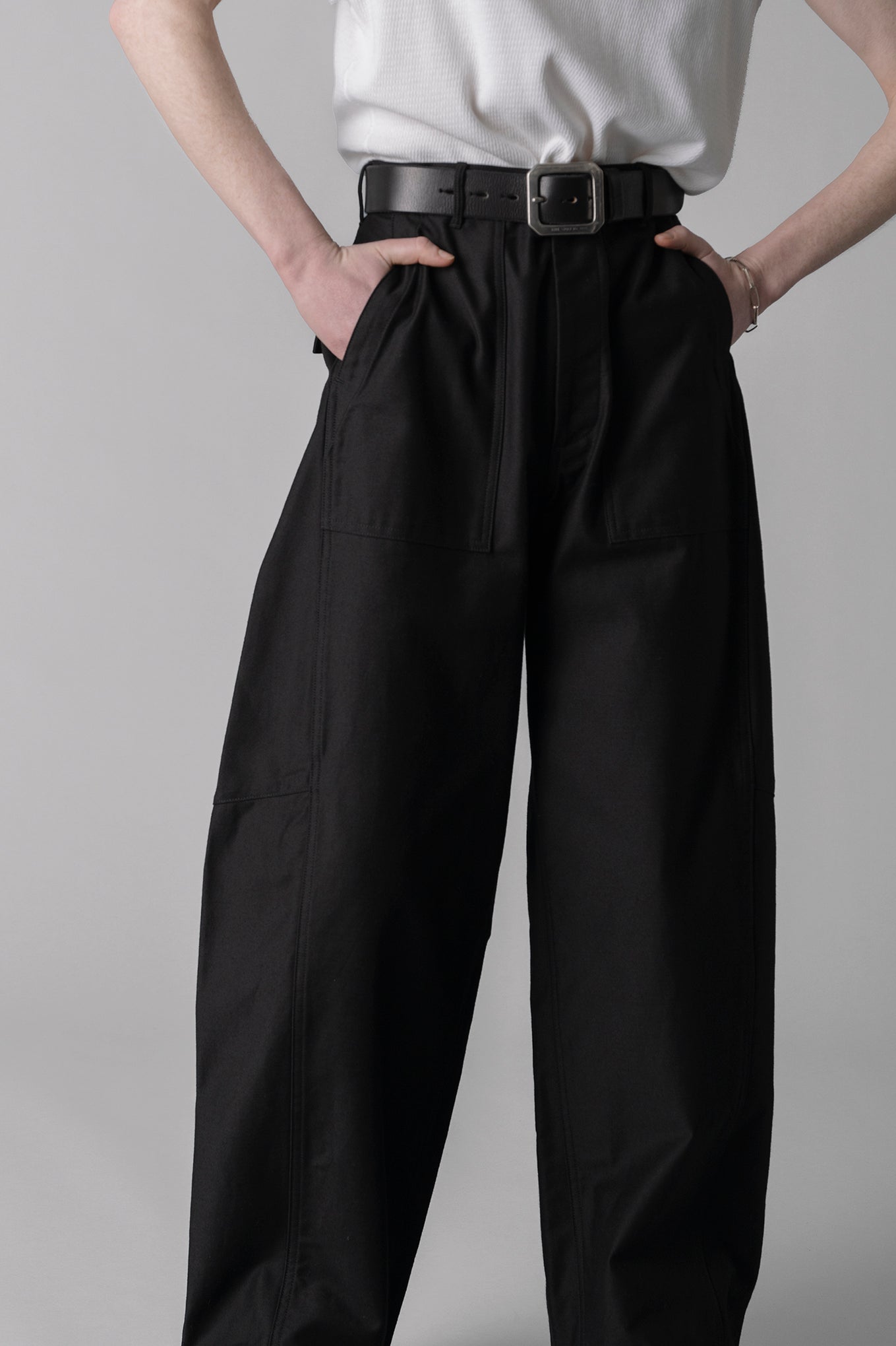 BACK SATIN BARREL LEG PANTS – HYKE ONLINE STORE