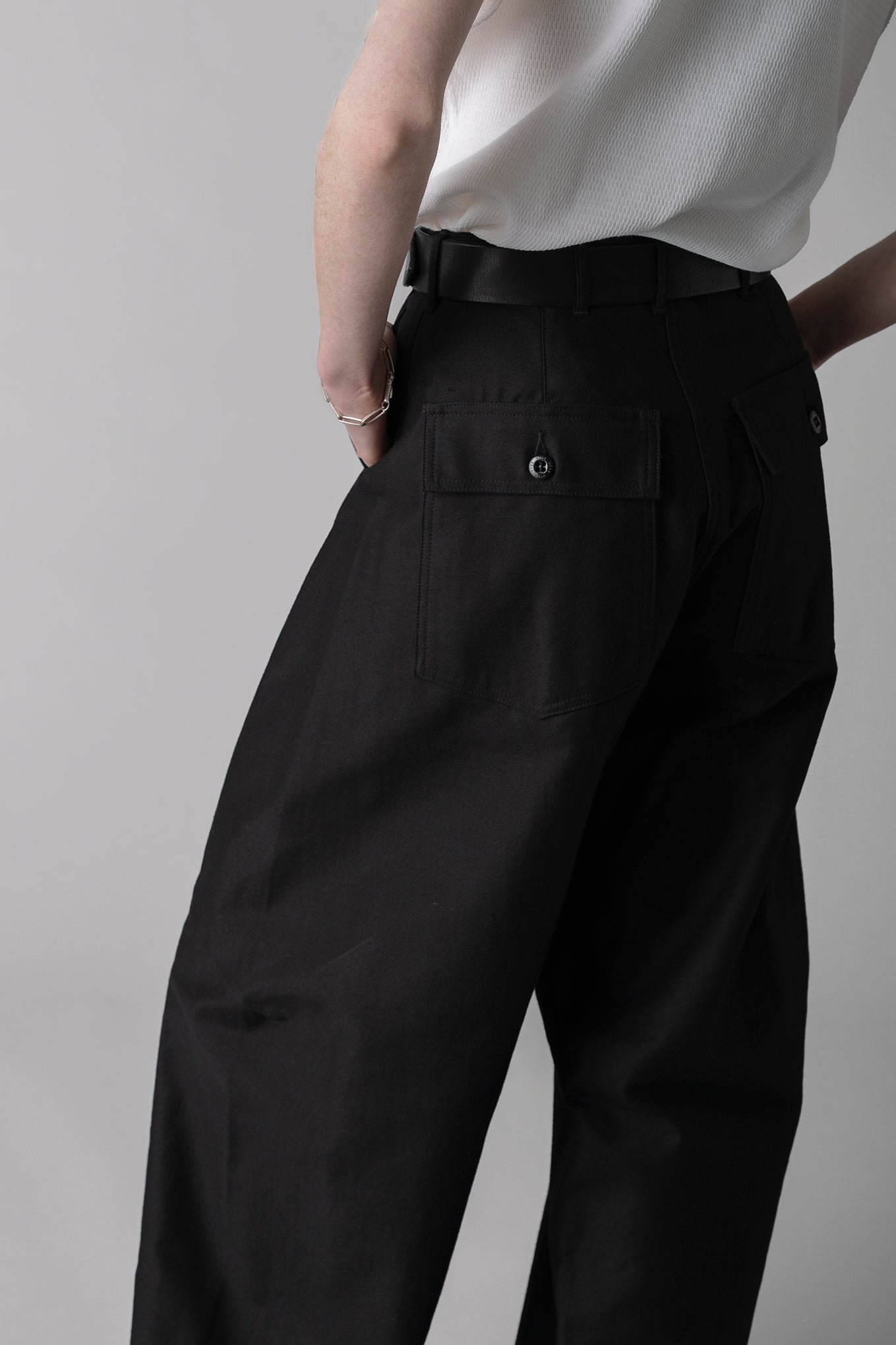 BACK SATIN BARREL LEG PANTS