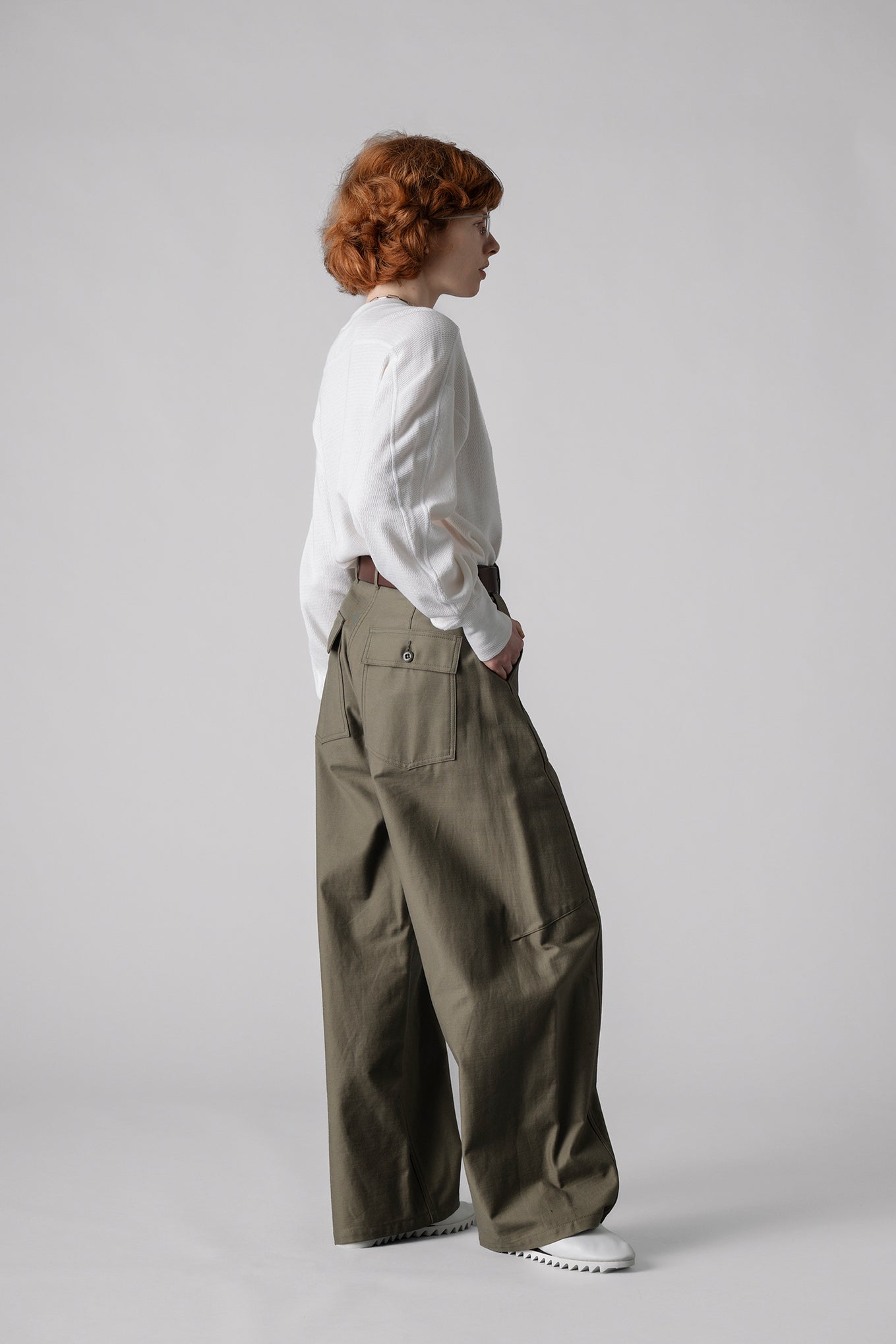 BACK SATIN BARREL LEG PANTS
