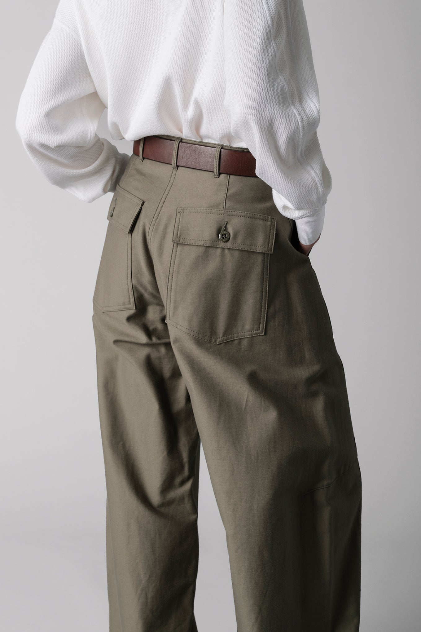 BACK SATIN BARREL LEG PANTS