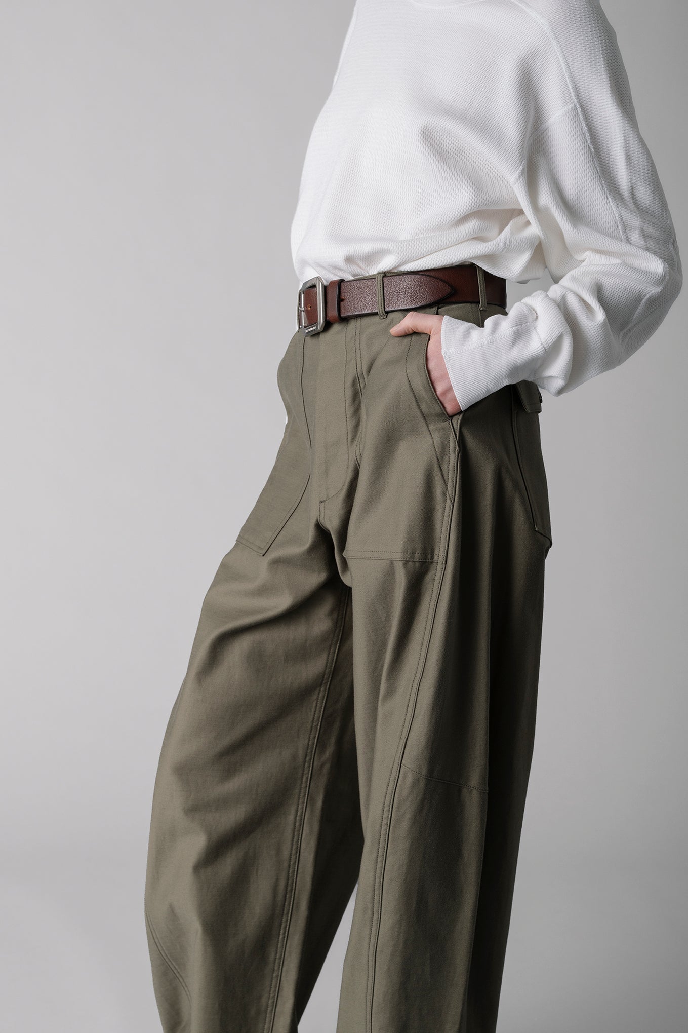 BACK SATIN BARREL LEG PANTS