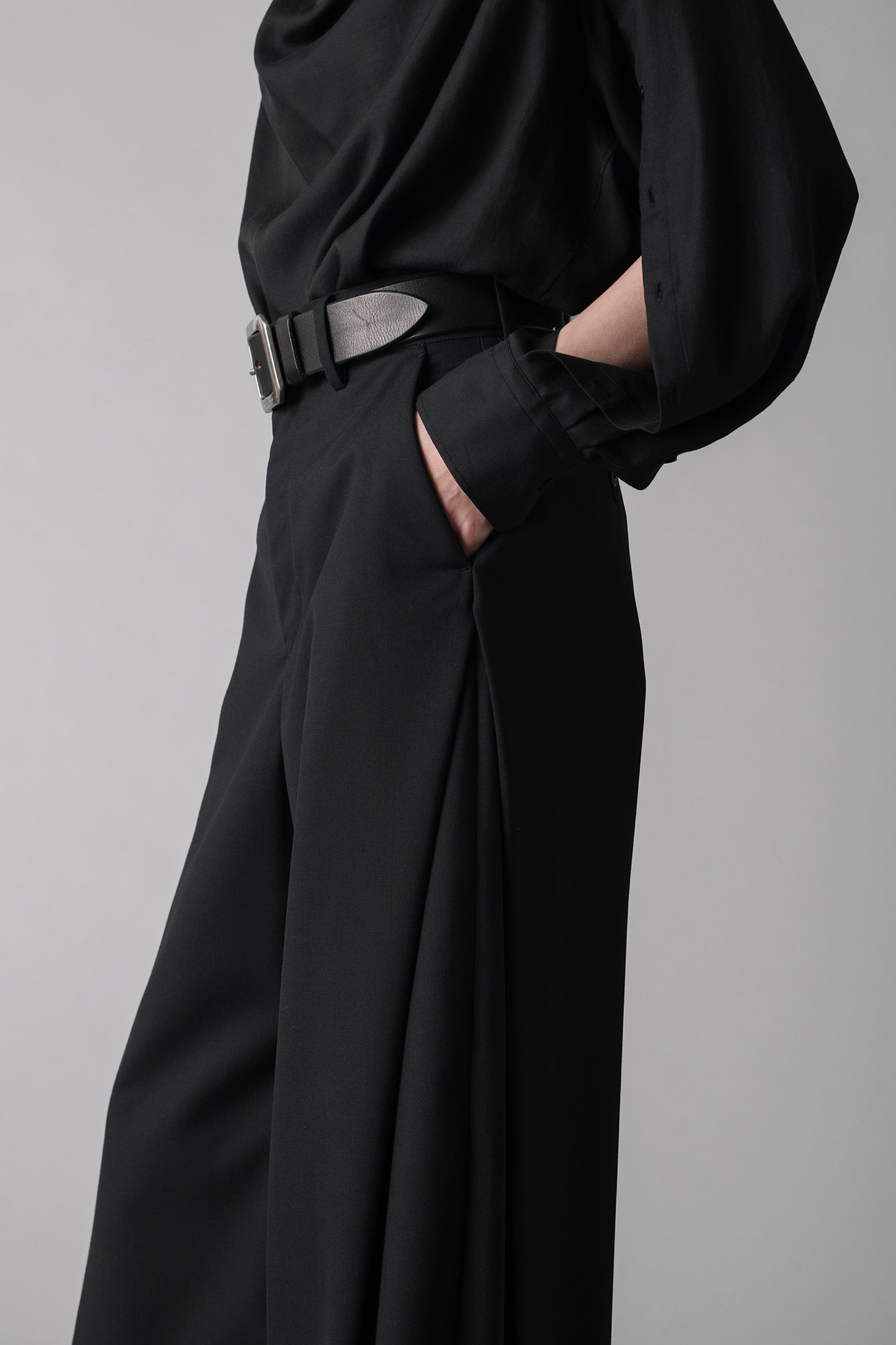 WOOL SIDE TUCK PANTS