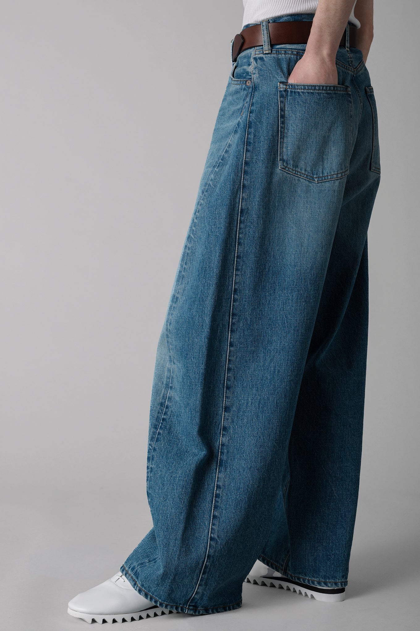 BARREL-LEG DENIM JEANS