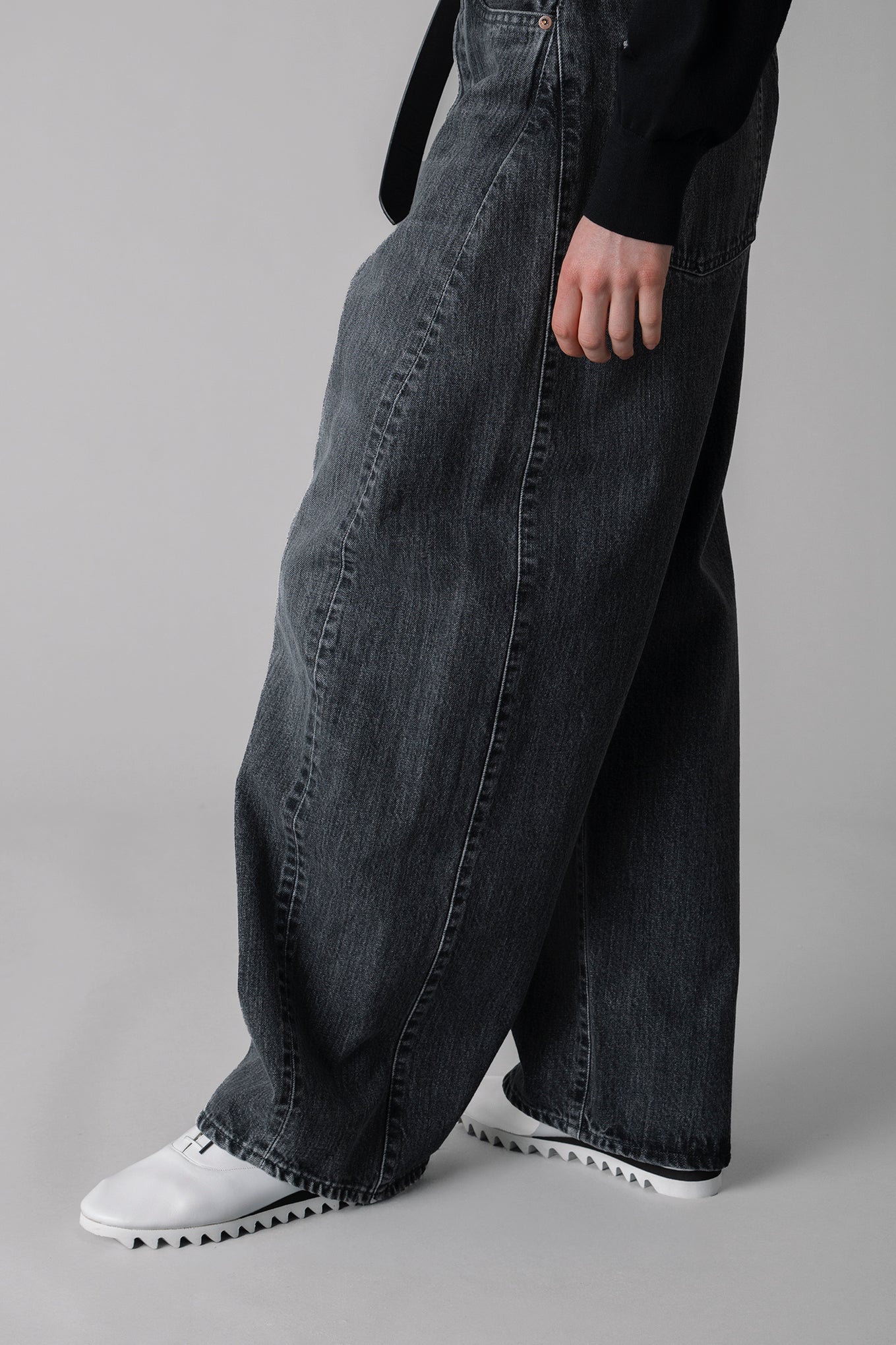 BARREL-LEG DENIM JEANS